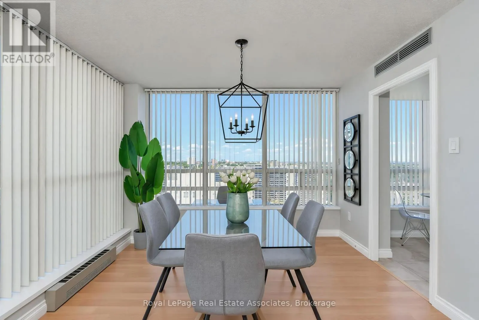 1611 - 75 KING STREET E