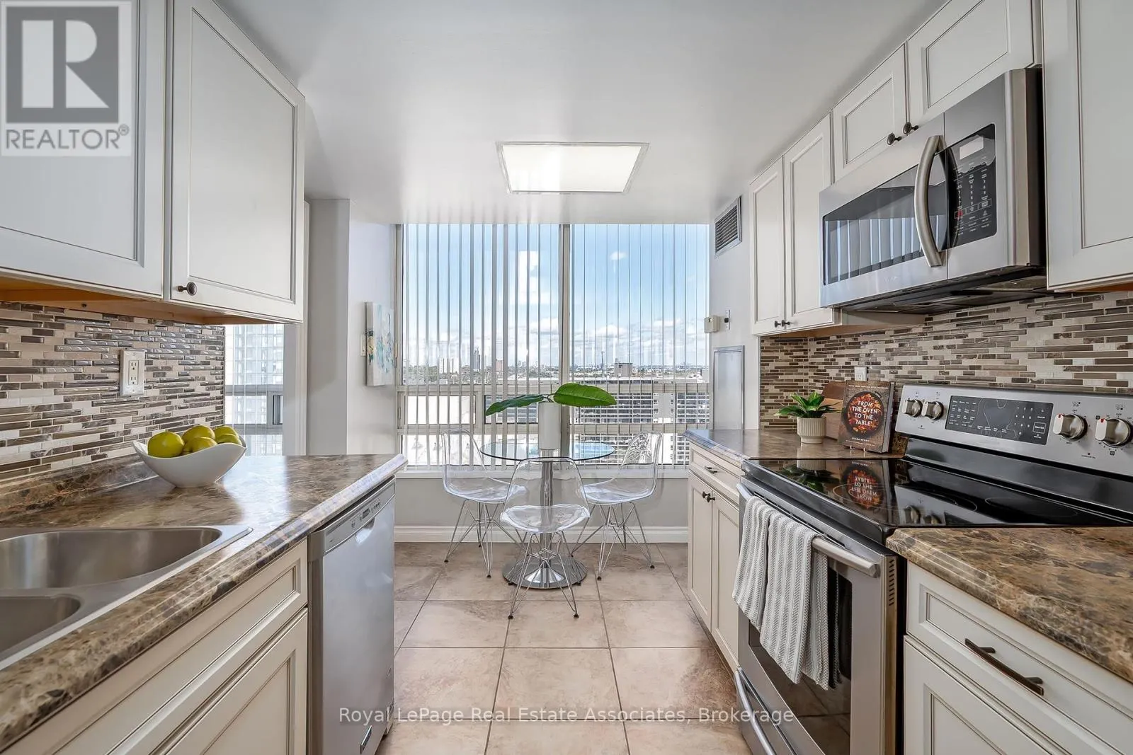 1611 - 75 KING STREET E