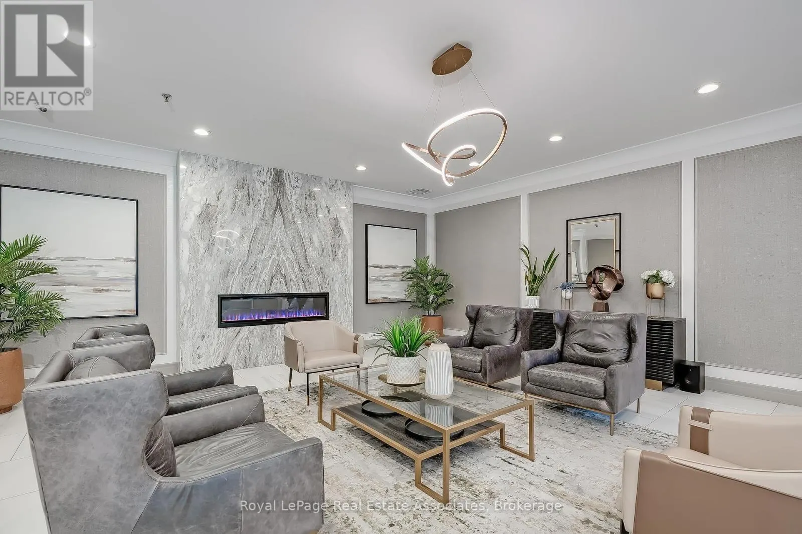 1611 - 75 KING STREET E