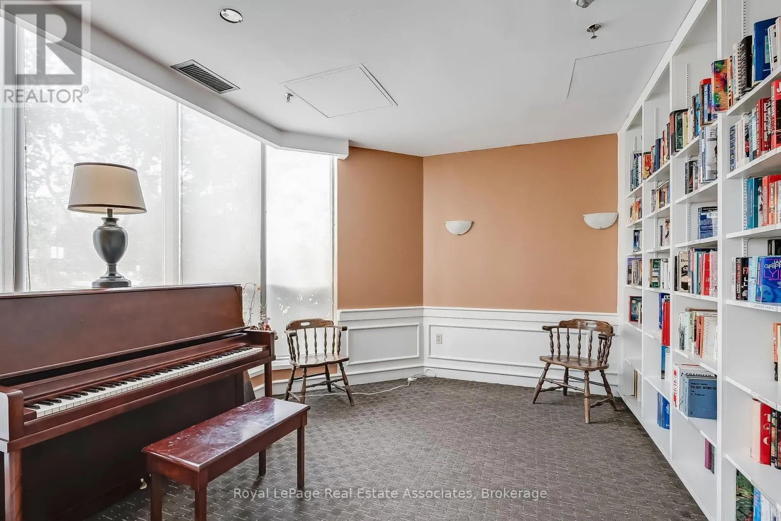 1611 - 75 KING STREET E
