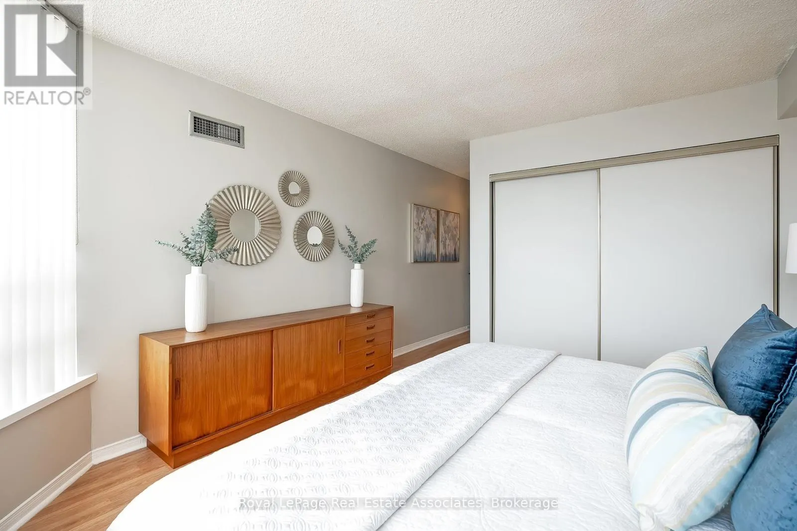 1611 - 75 KING STREET E