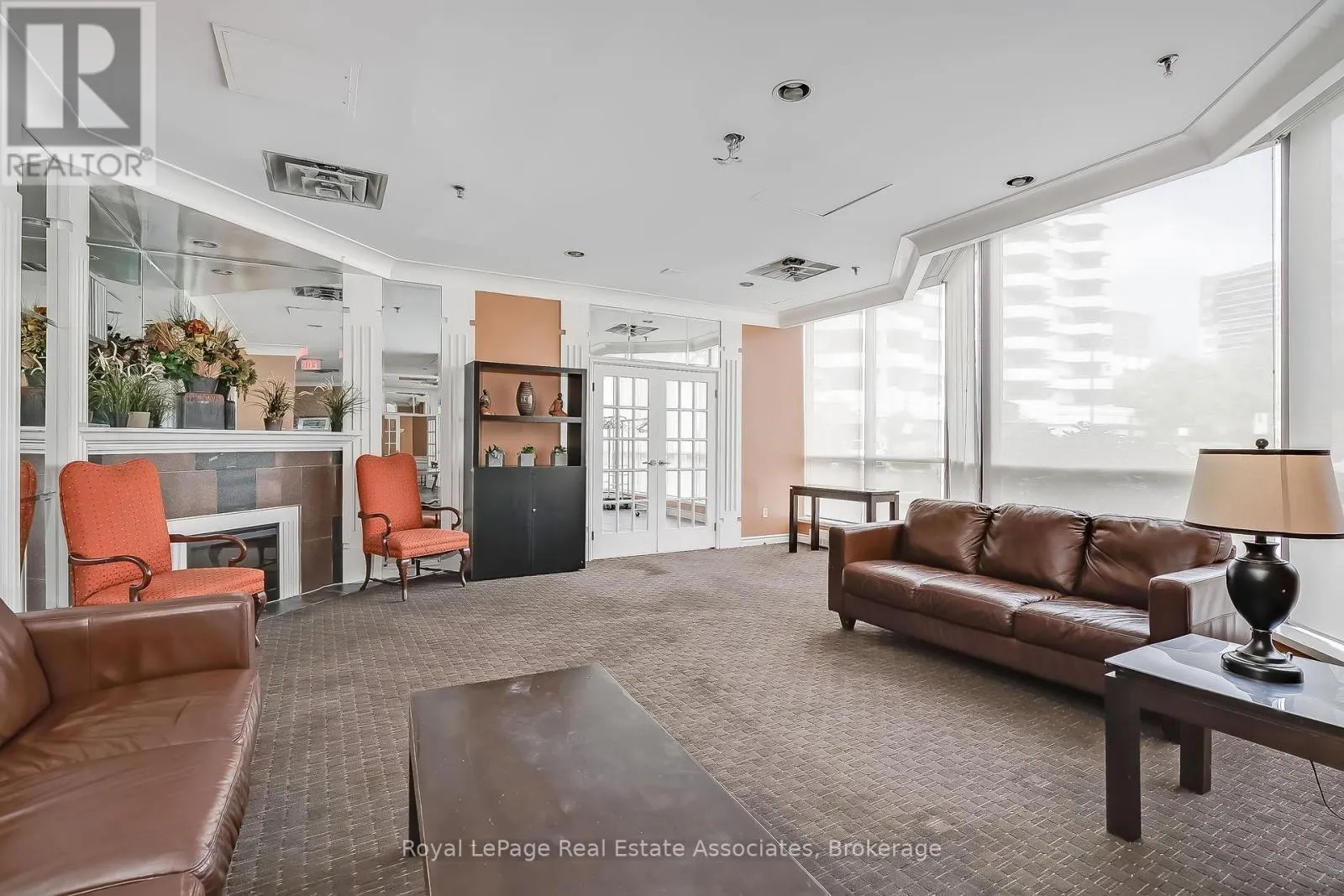 1611 - 75 KING STREET E