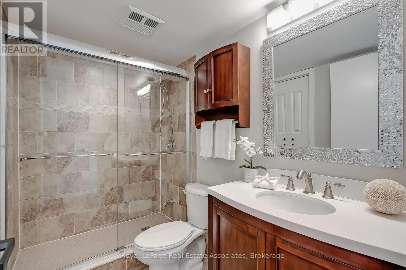 1611 - 75 KING STREET E