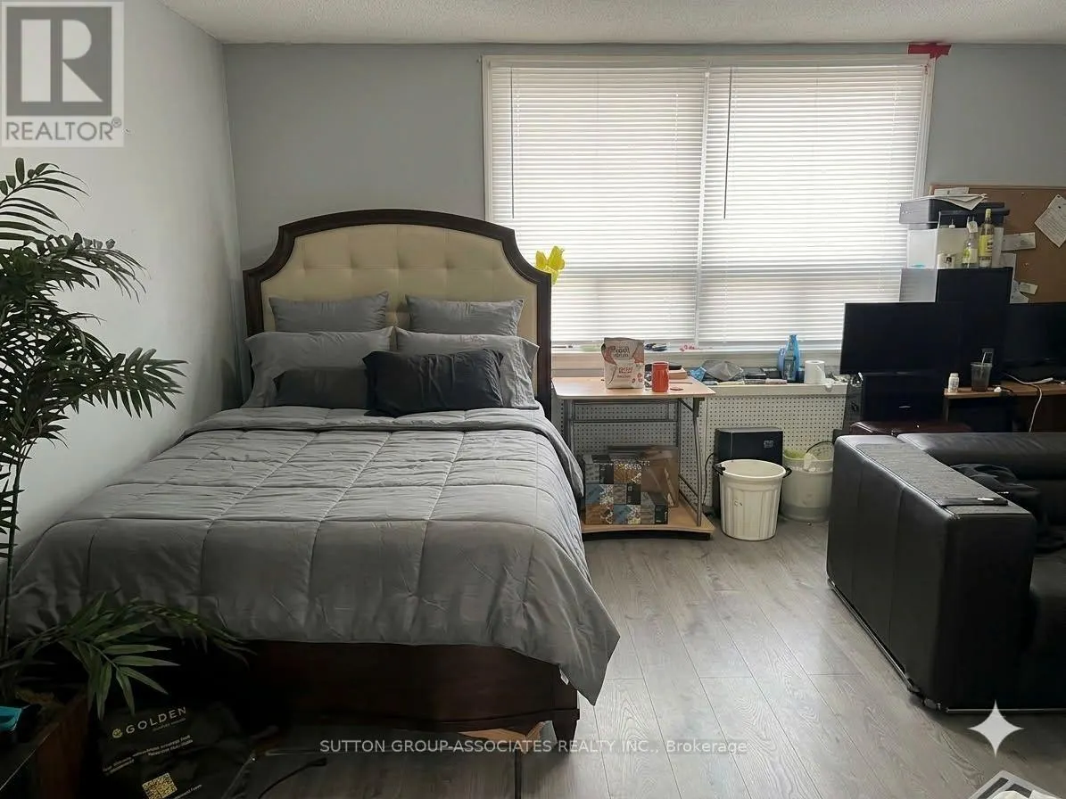 2595 EGLINTON AVENUE W