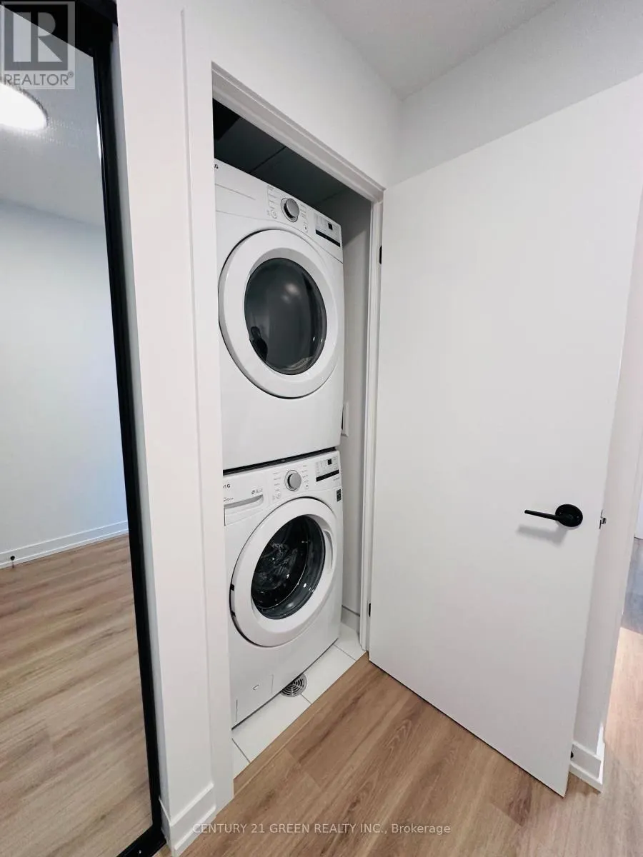 503 - 10 LAGERFELD DRIVE