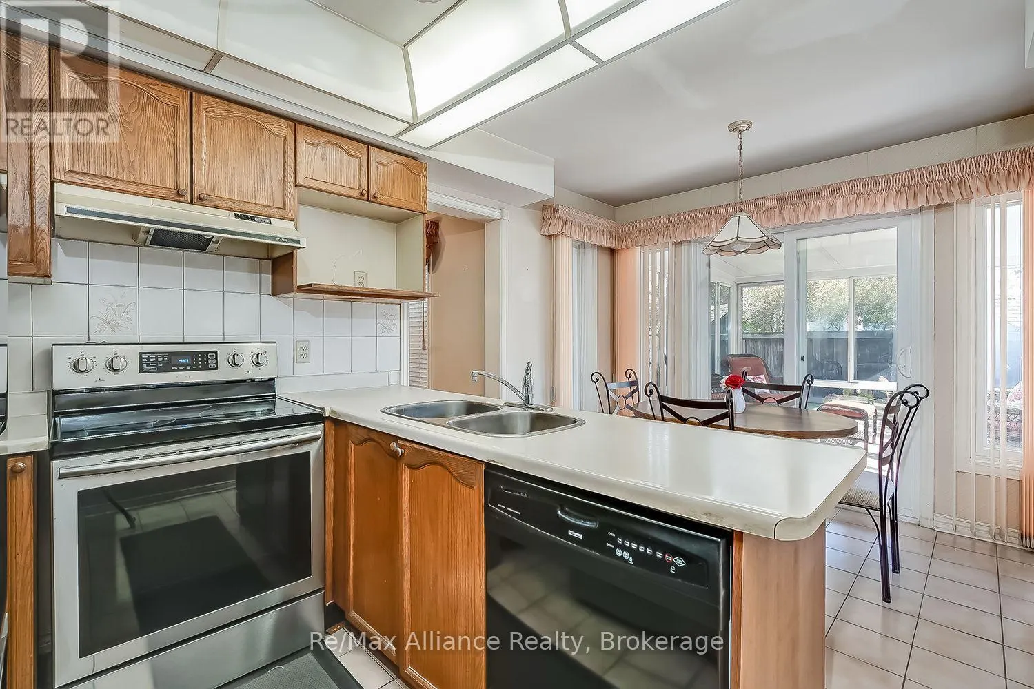 2151 PINEVIEW DRIVE