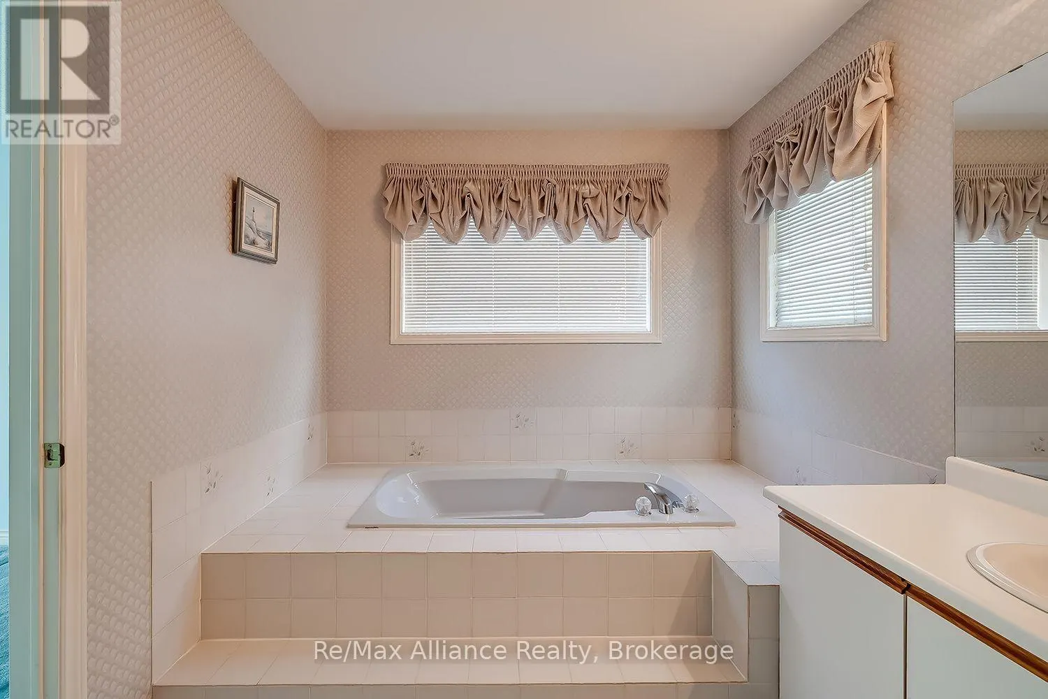 2151 PINEVIEW DRIVE