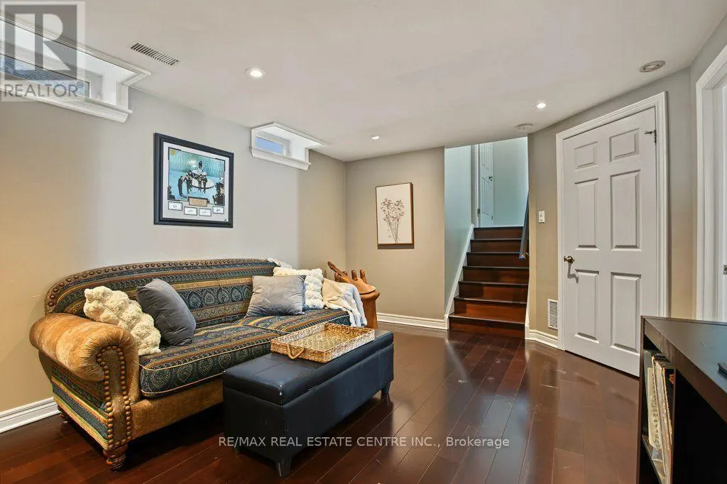 806 HUDSON COURT