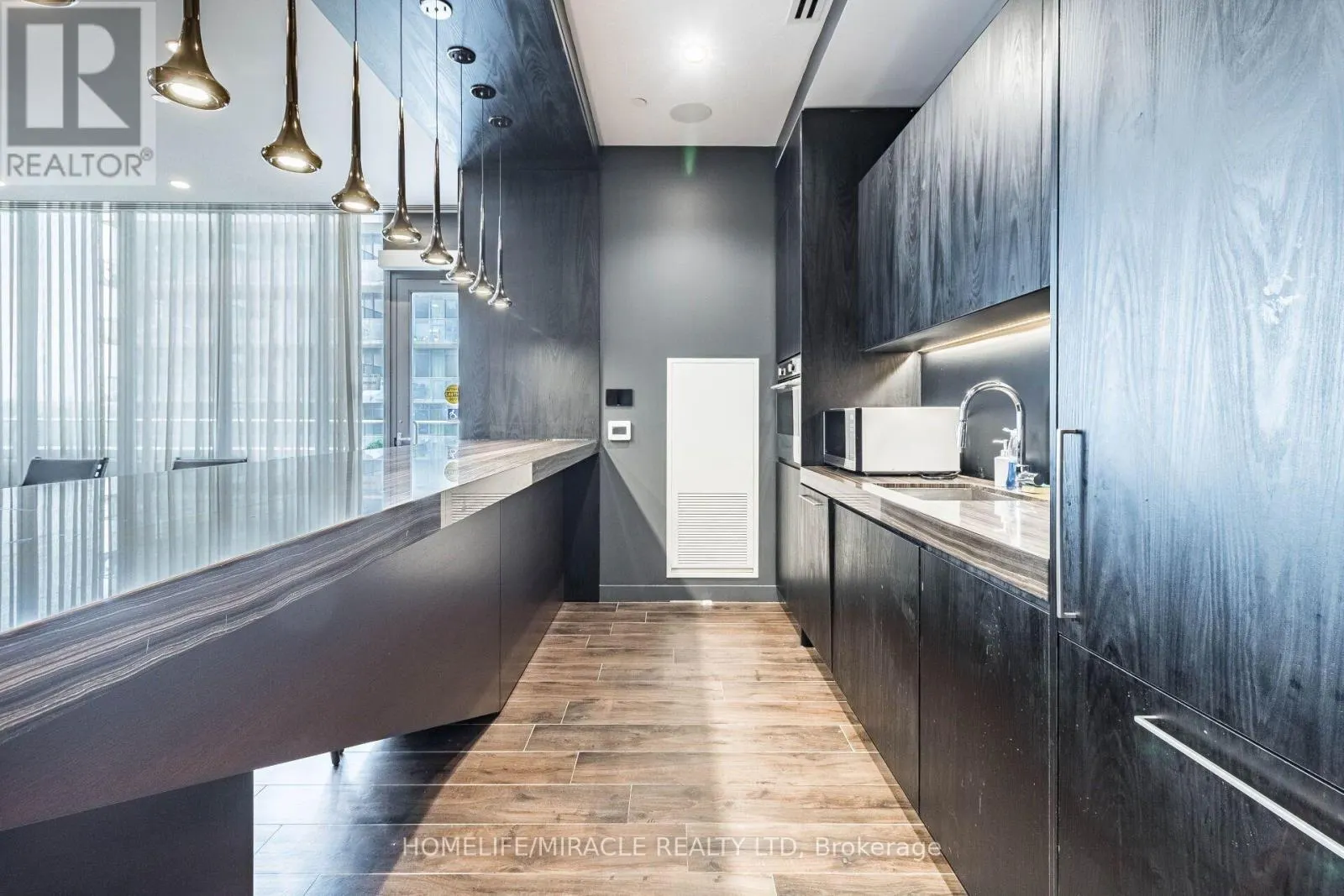 1001 - 70 ANNIE CRAIG DRIVE