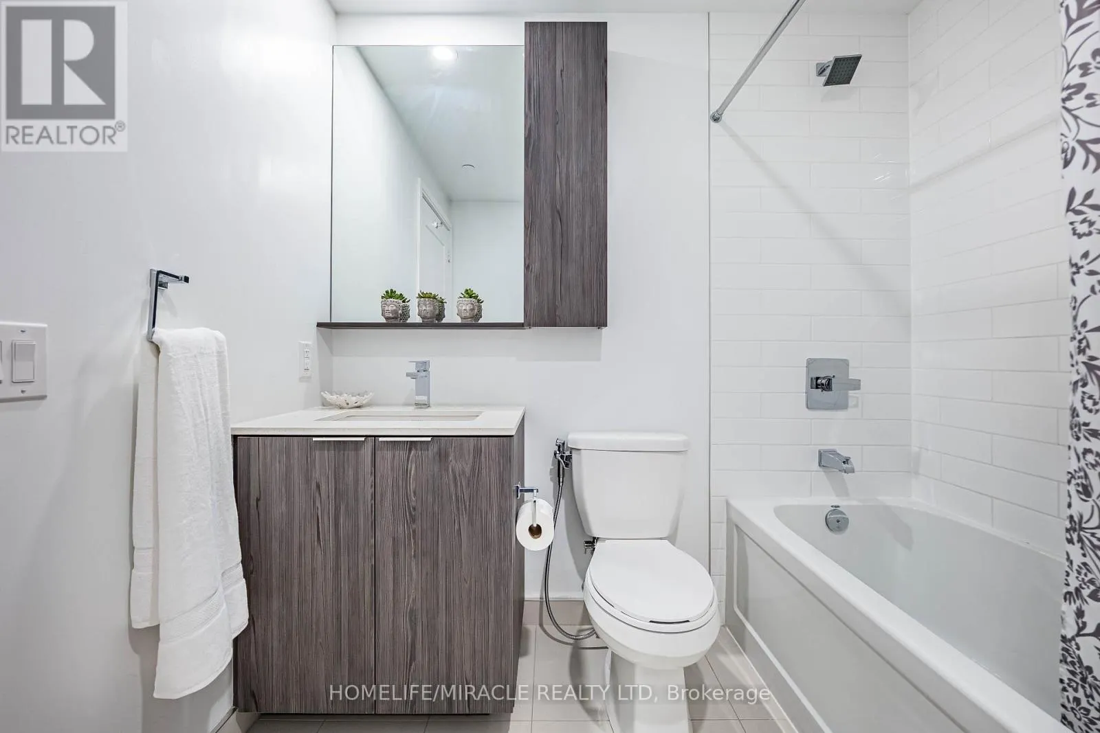 1001 - 70 ANNIE CRAIG DRIVE
