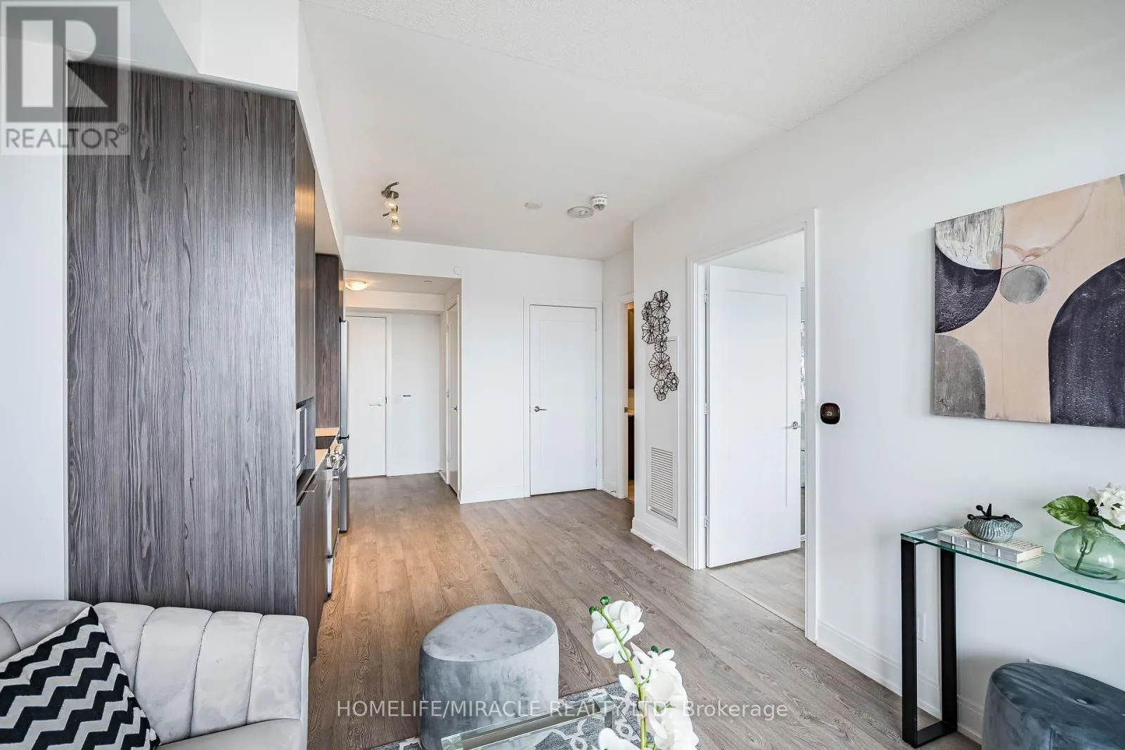 1001 - 70 ANNIE CRAIG DRIVE