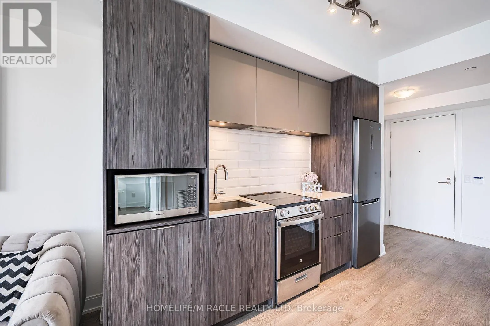 1001 - 70 ANNIE CRAIG DRIVE