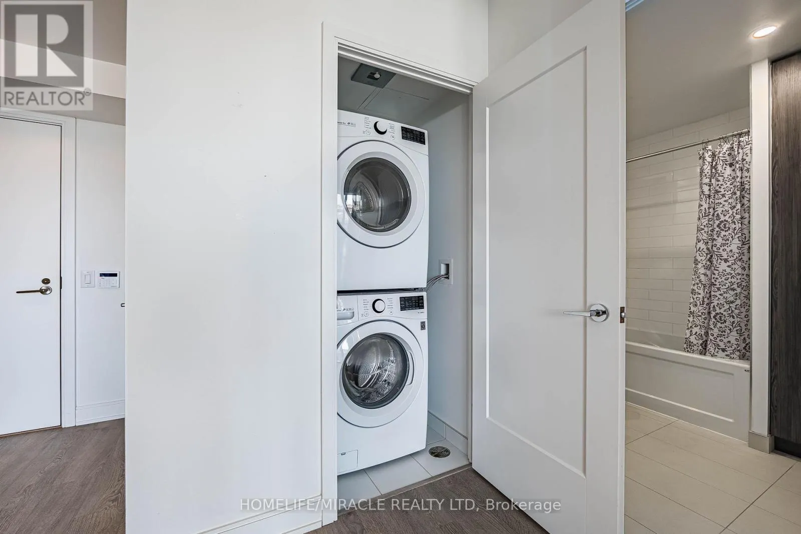 1001 - 70 ANNIE CRAIG DRIVE