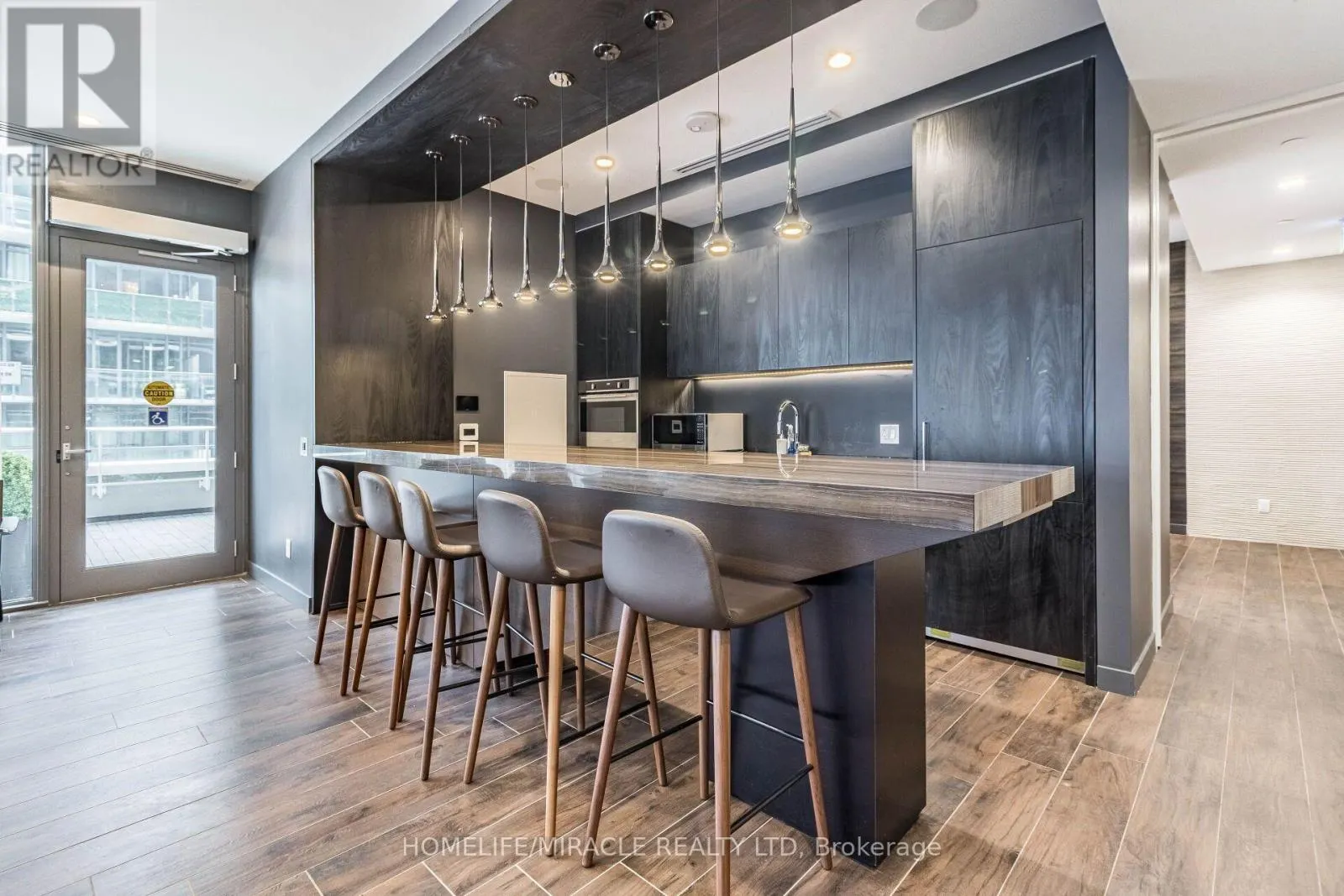1001 - 70 ANNIE CRAIG DRIVE