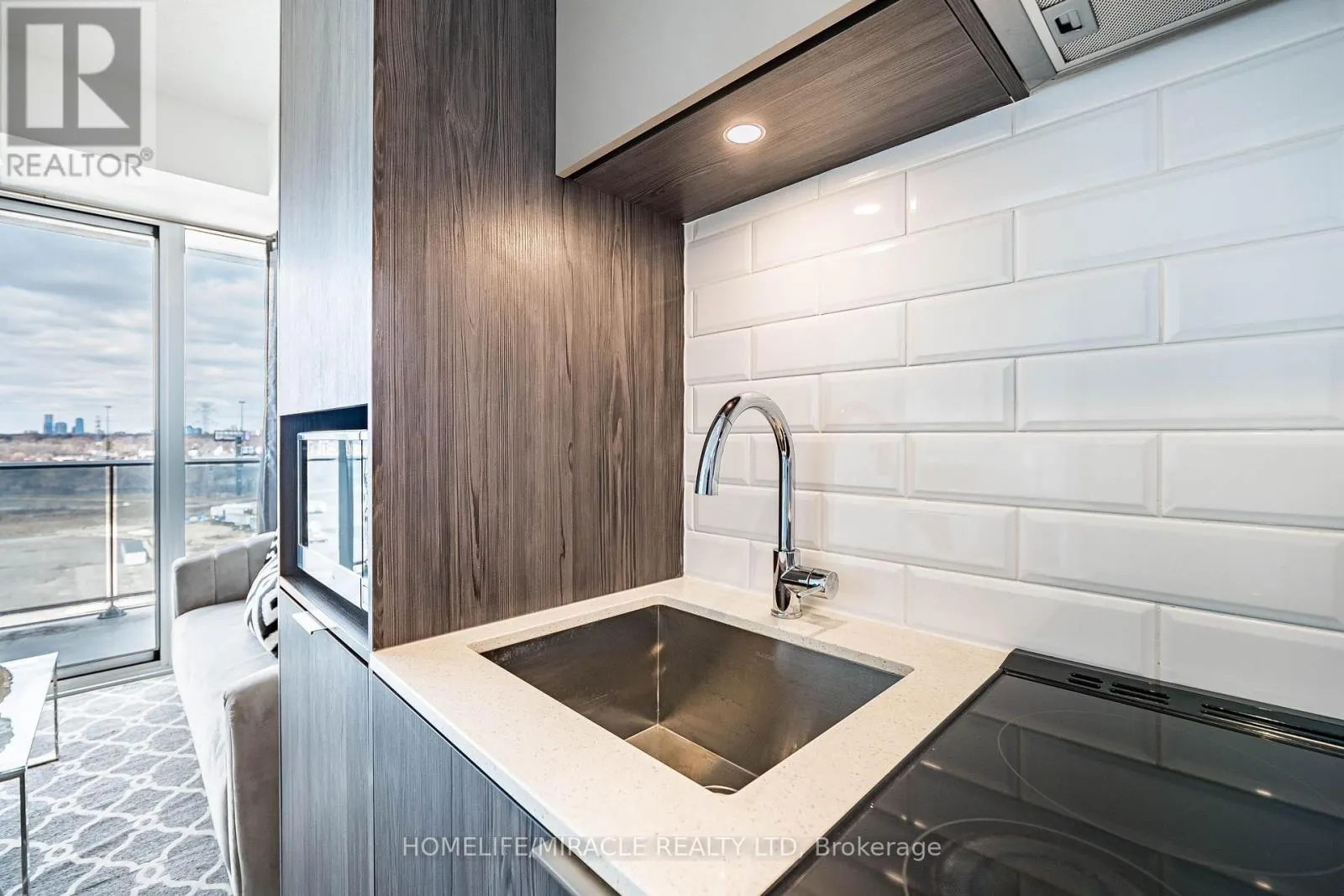 1001 - 70 ANNIE CRAIG DRIVE