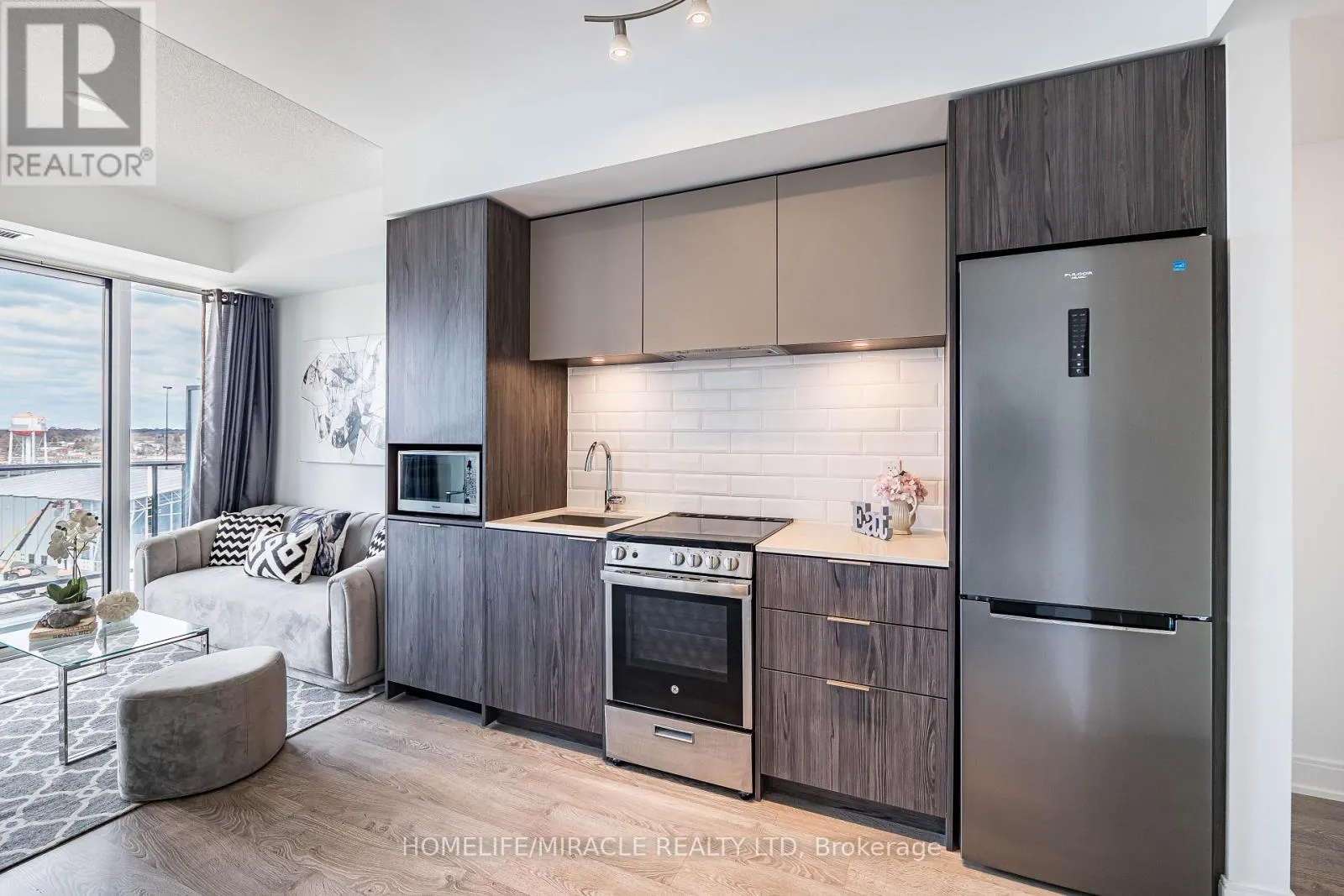 1001 - 70 ANNIE CRAIG DRIVE