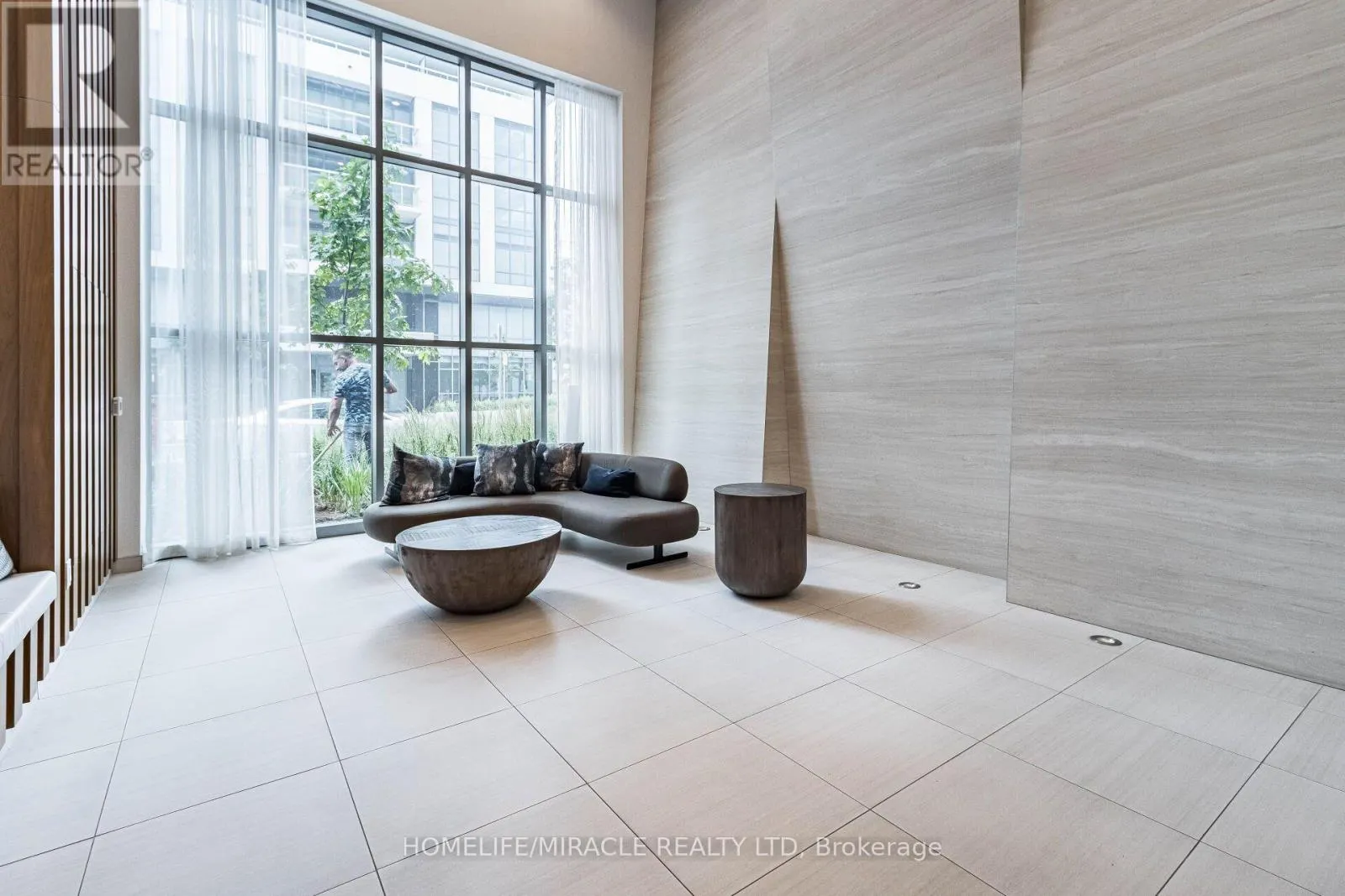1001 - 70 ANNIE CRAIG DRIVE