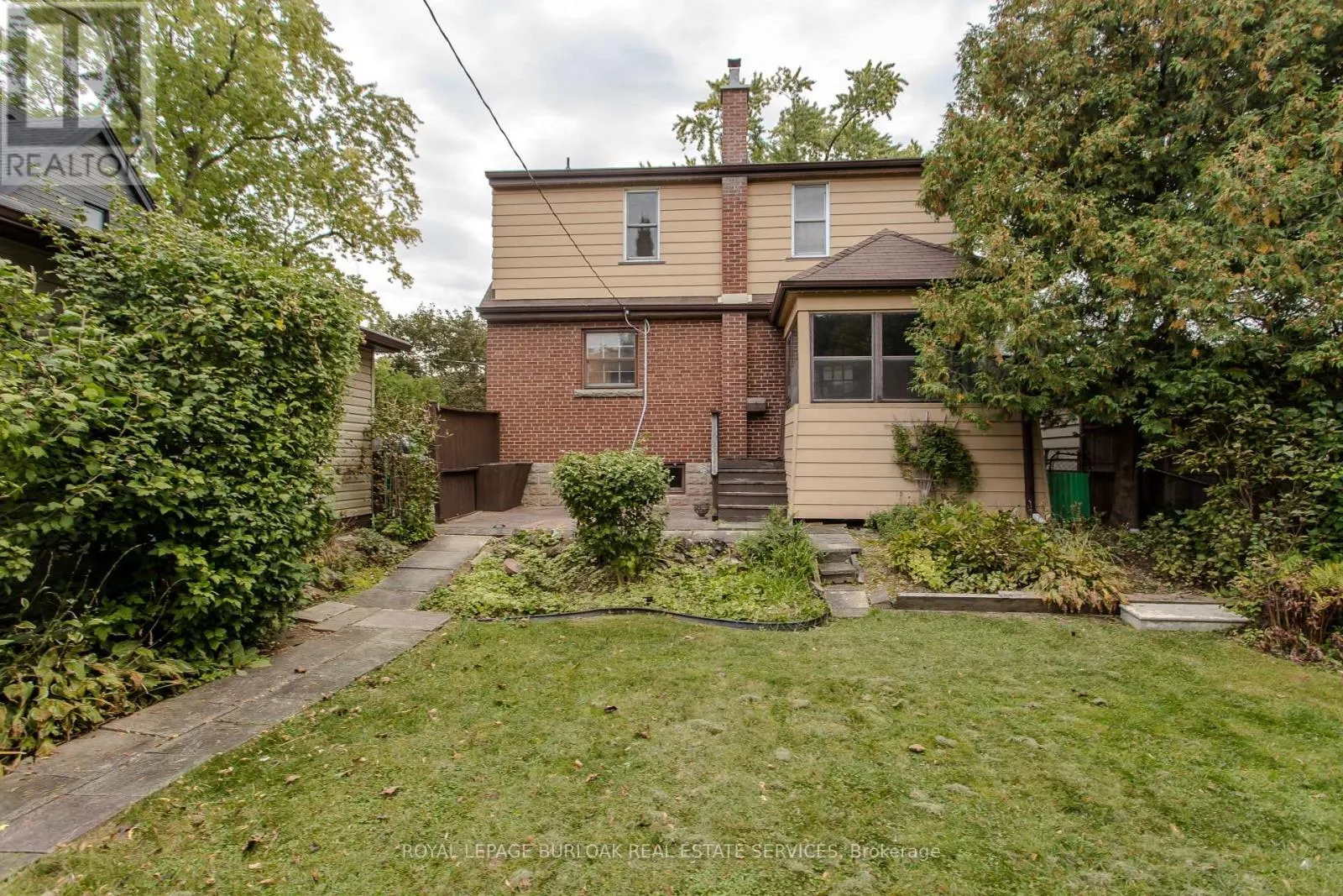 2104 EMERALD CRESCENT