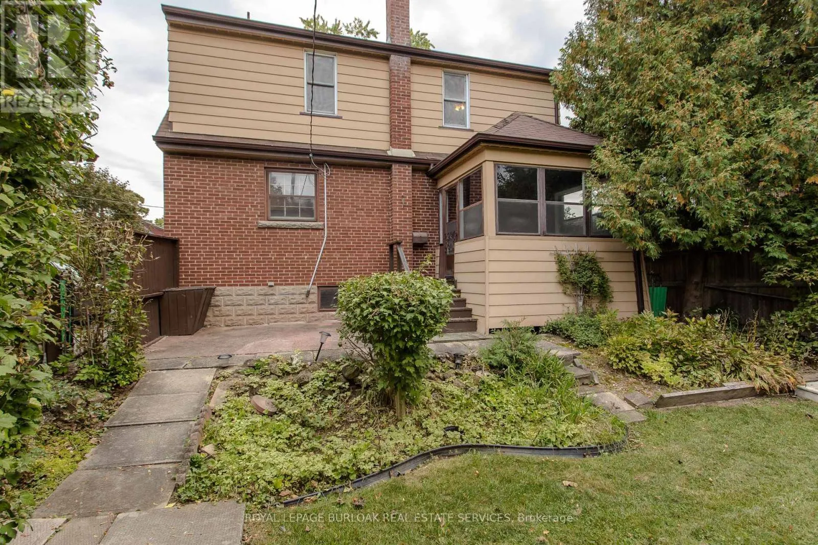2104 EMERALD CRESCENT