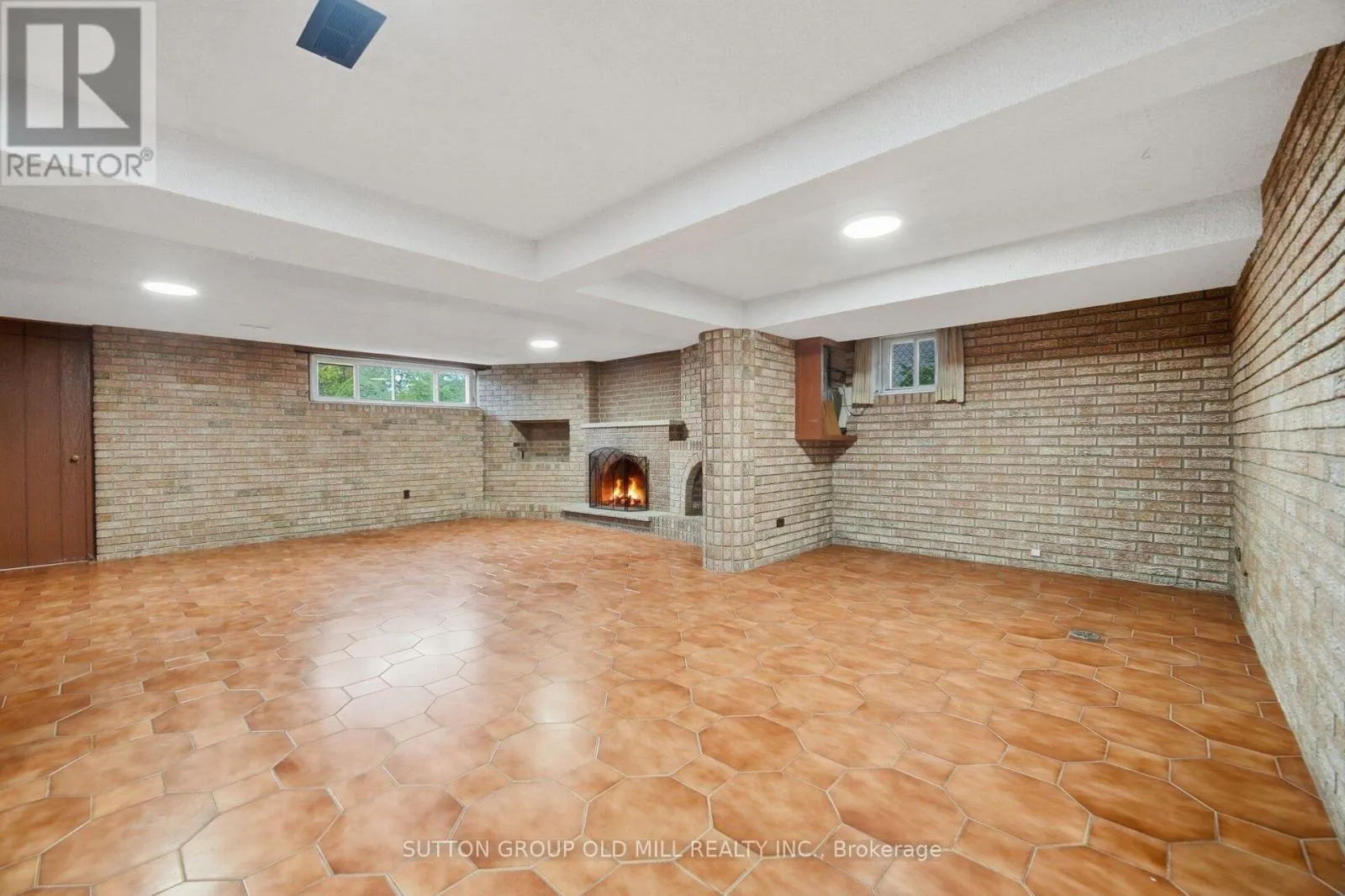55 SUN ROW DRIVE