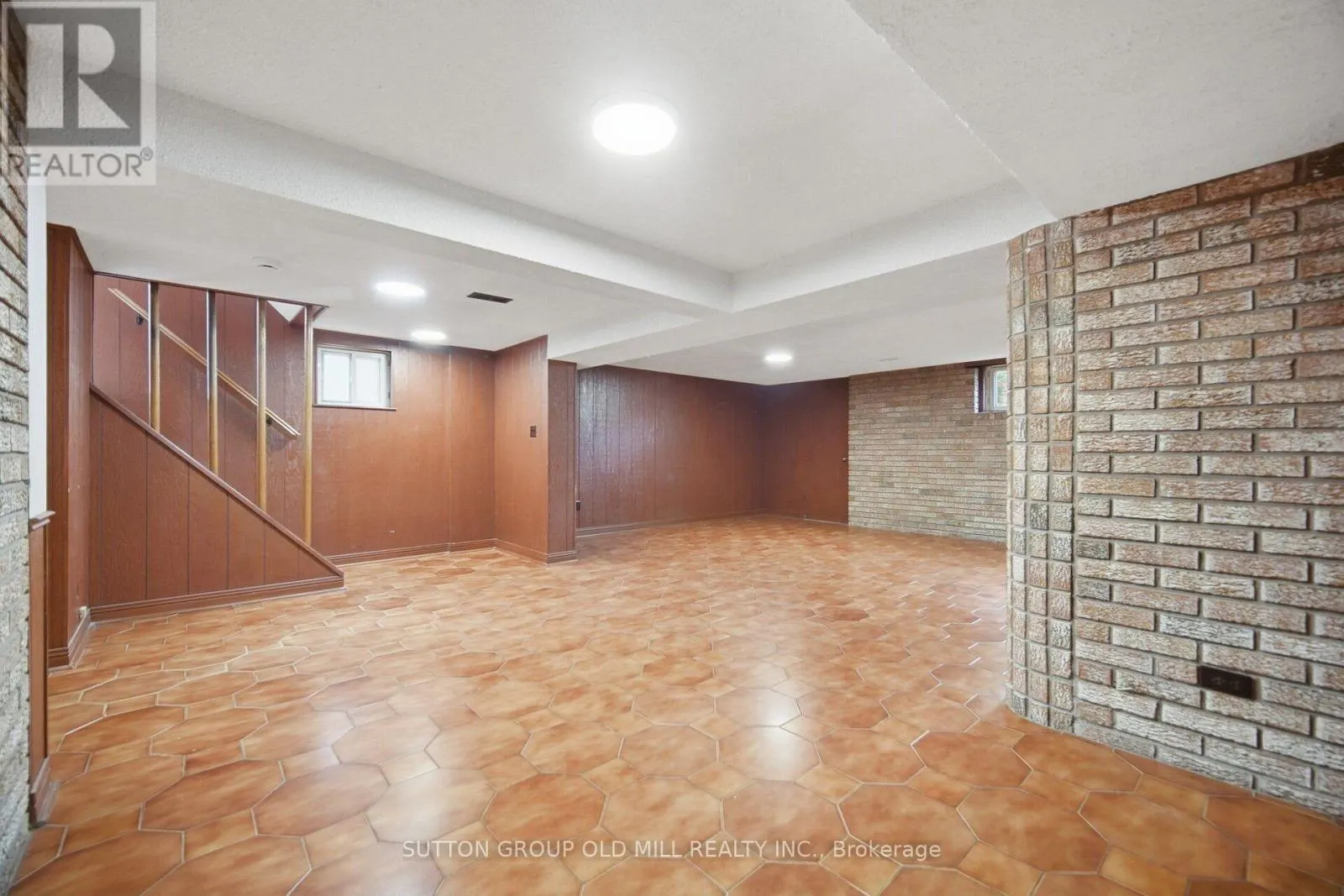 55 SUN ROW DRIVE