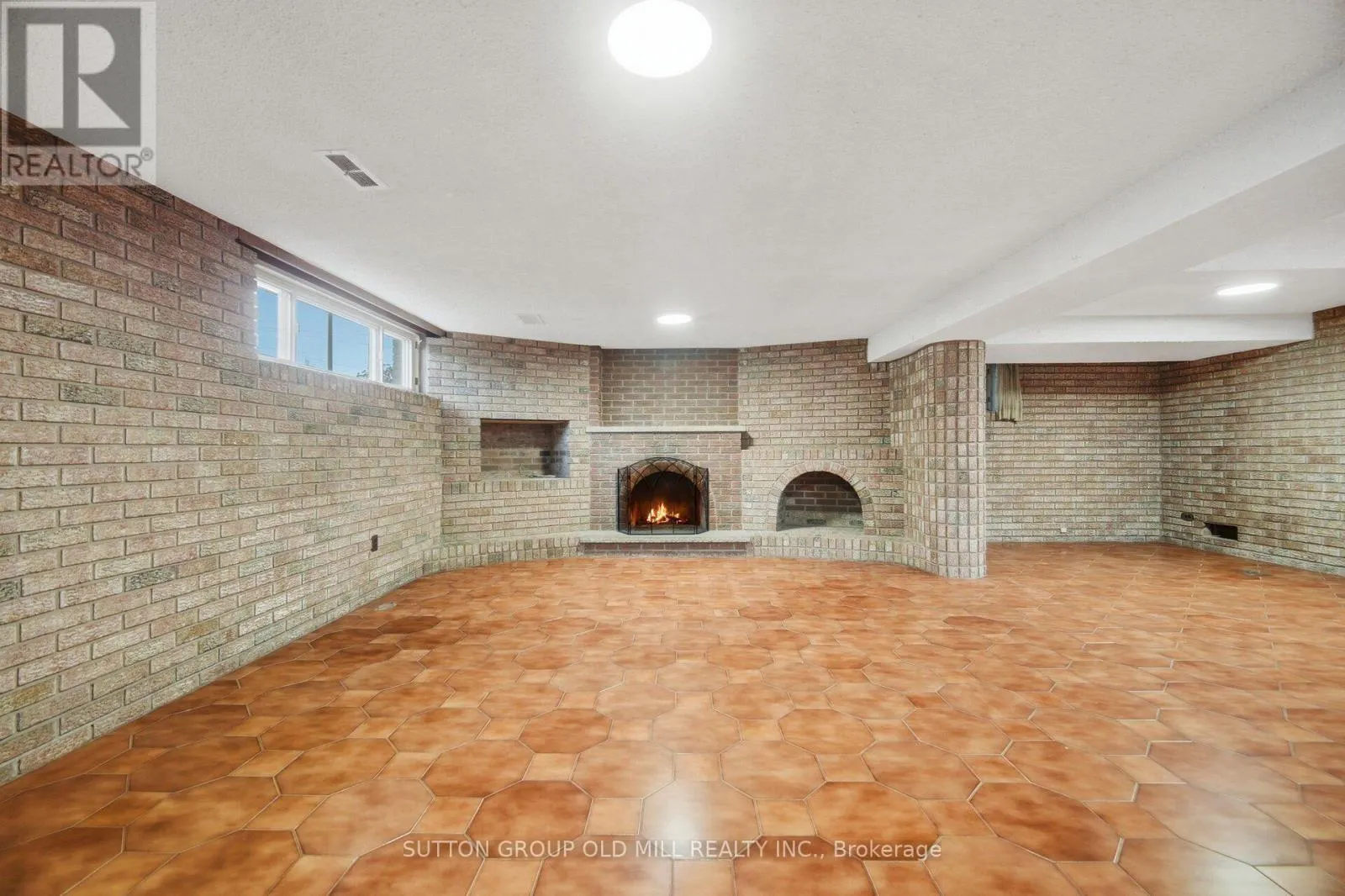 55 SUN ROW DRIVE