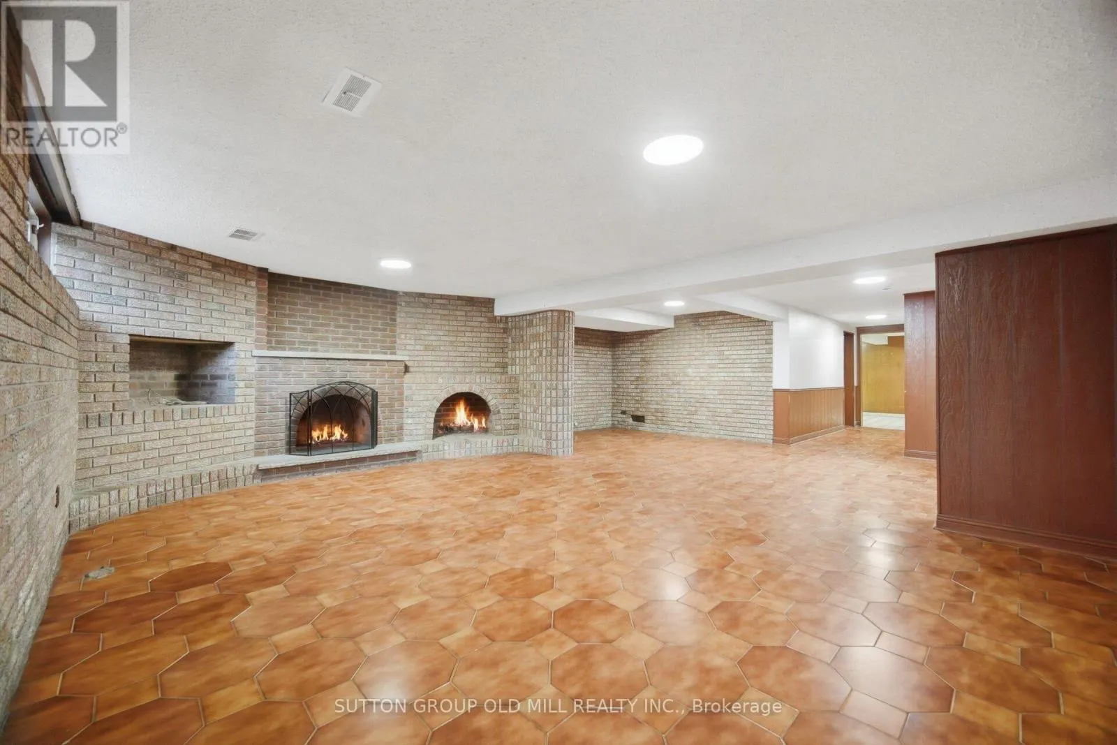 55 SUN ROW DRIVE