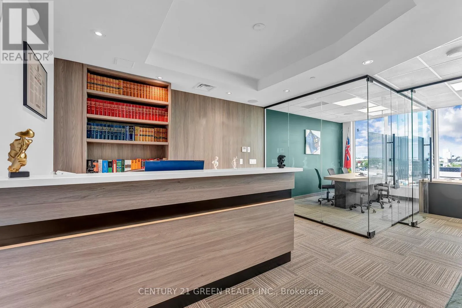323 - 998 MARTIN GROVE ROAD