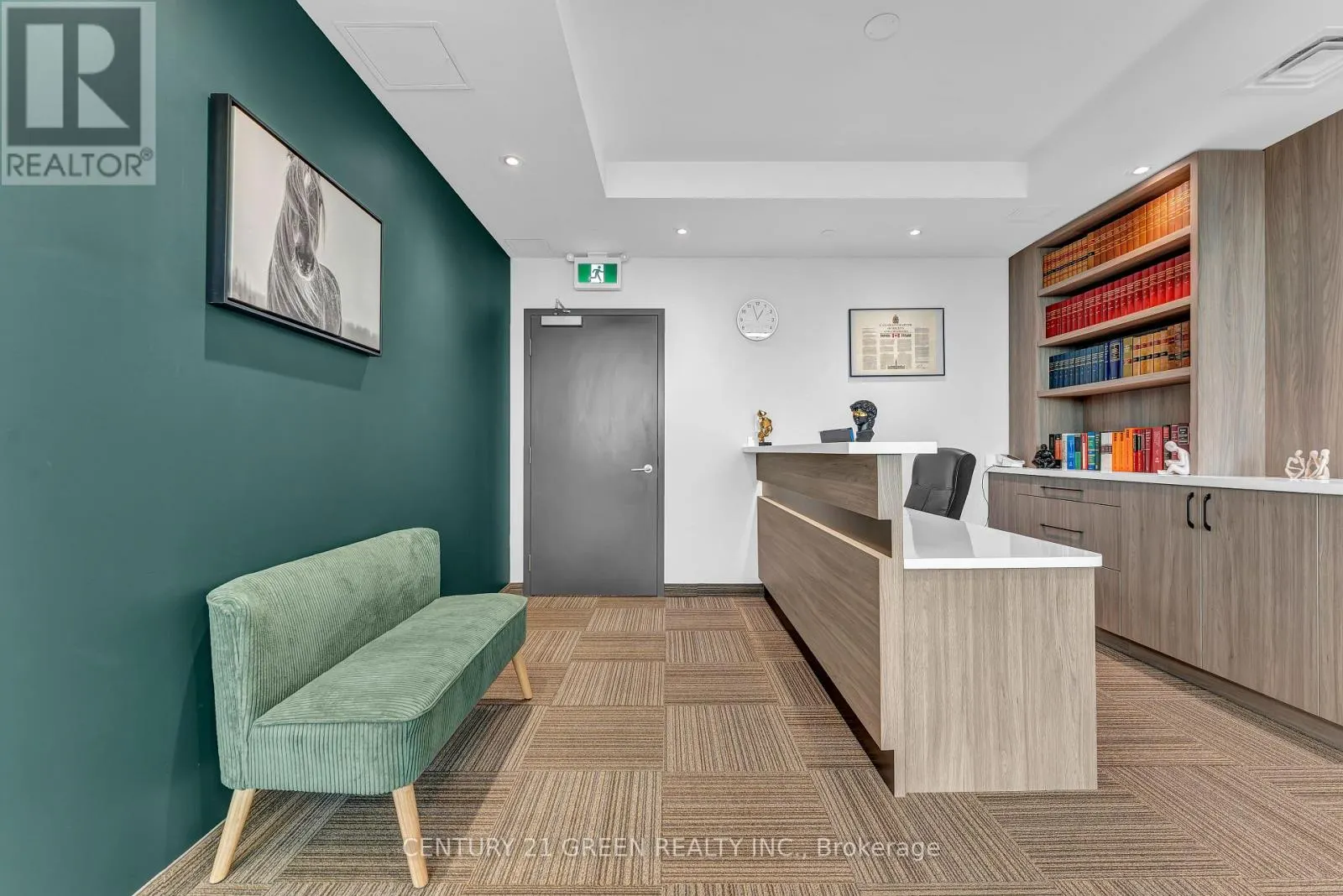 323 - 998 MARTIN GROVE ROAD