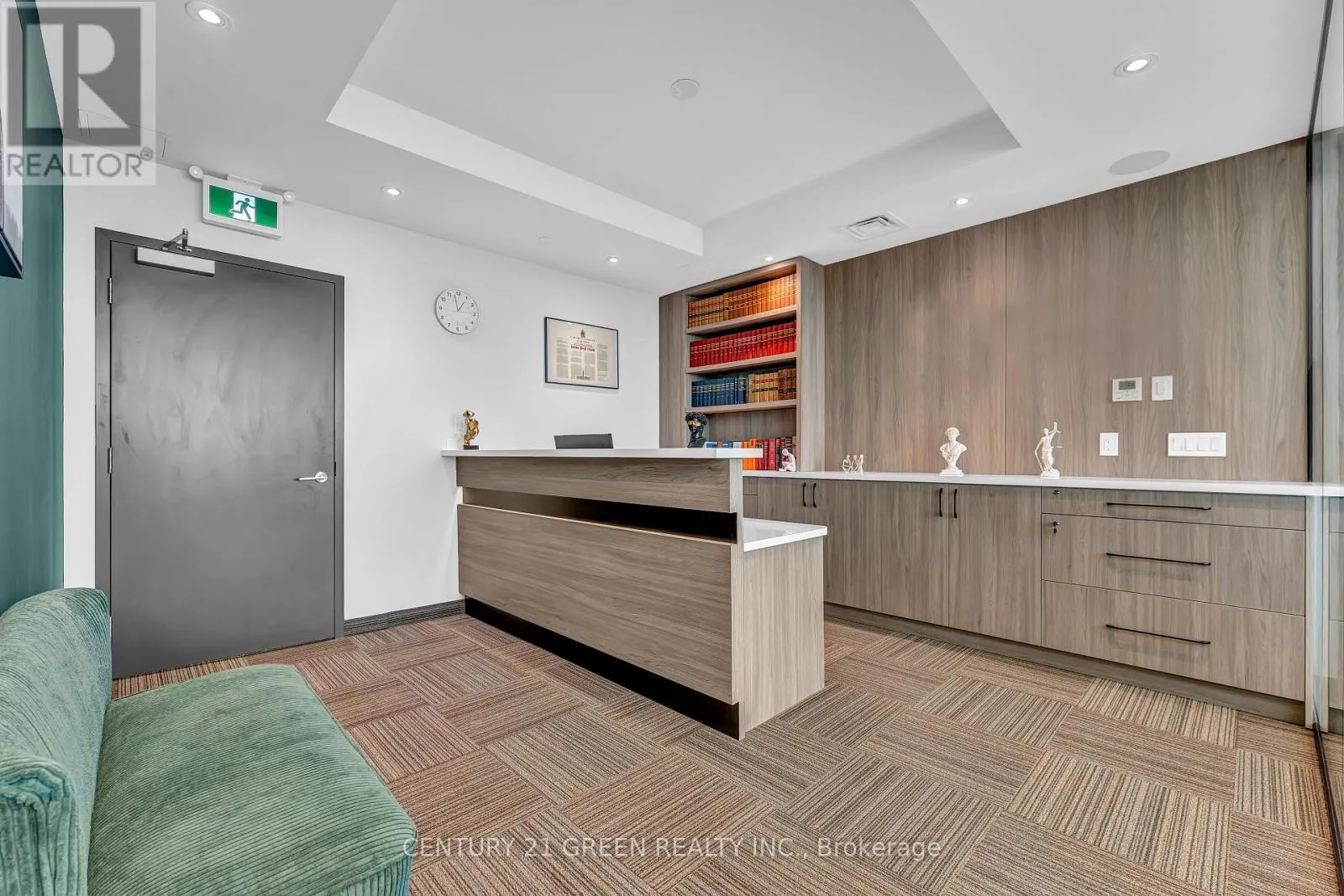 323 - 998 MARTIN GROVE ROAD