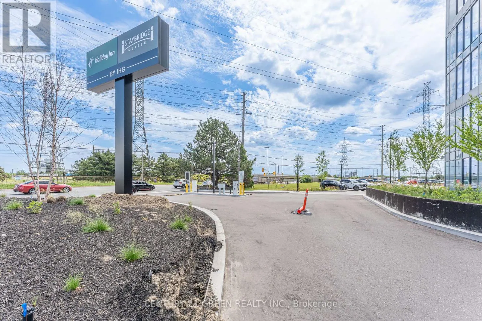 323 - 998 MARTIN GROVE ROAD
