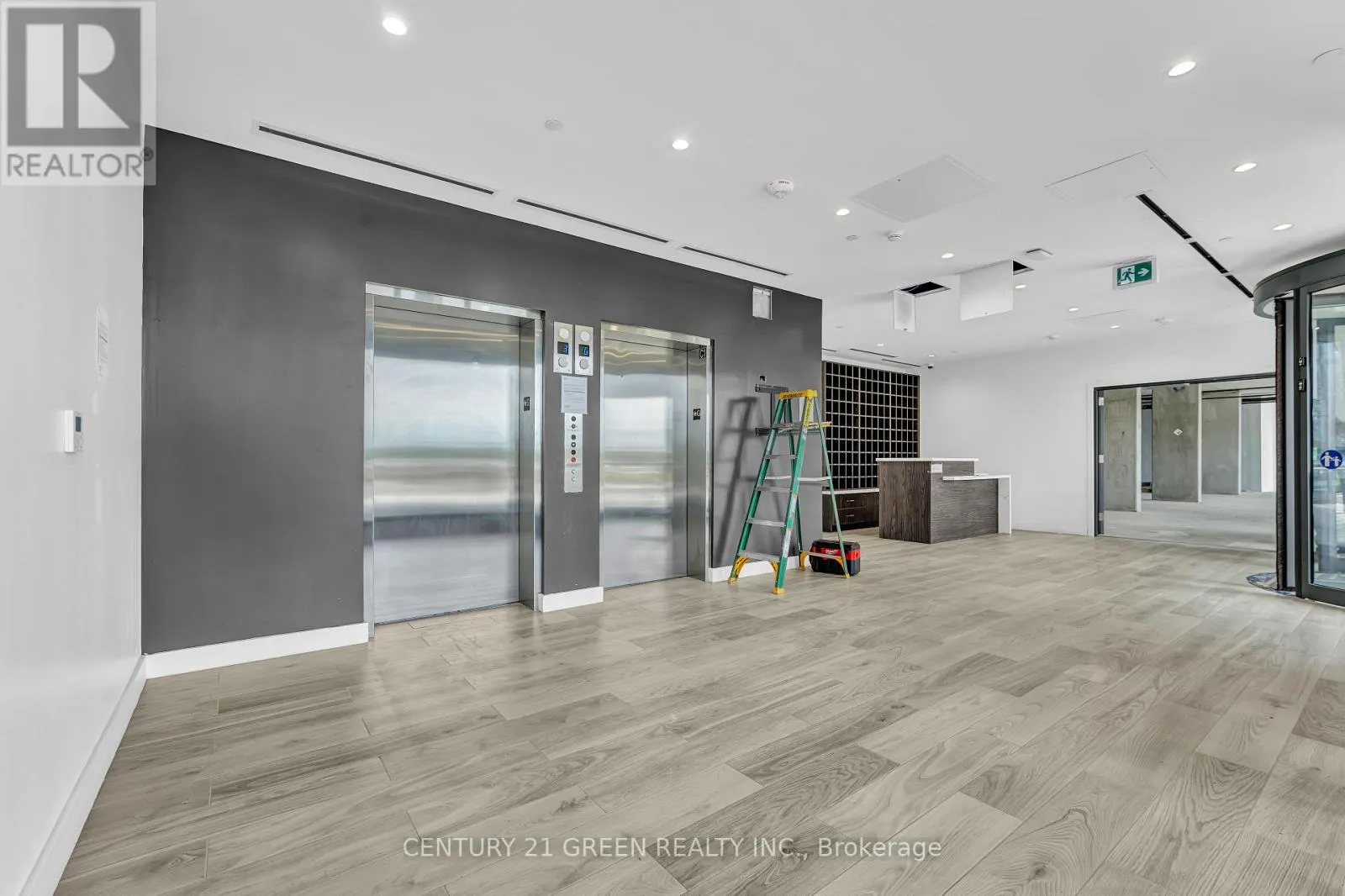 323 - 998 MARTIN GROVE ROAD