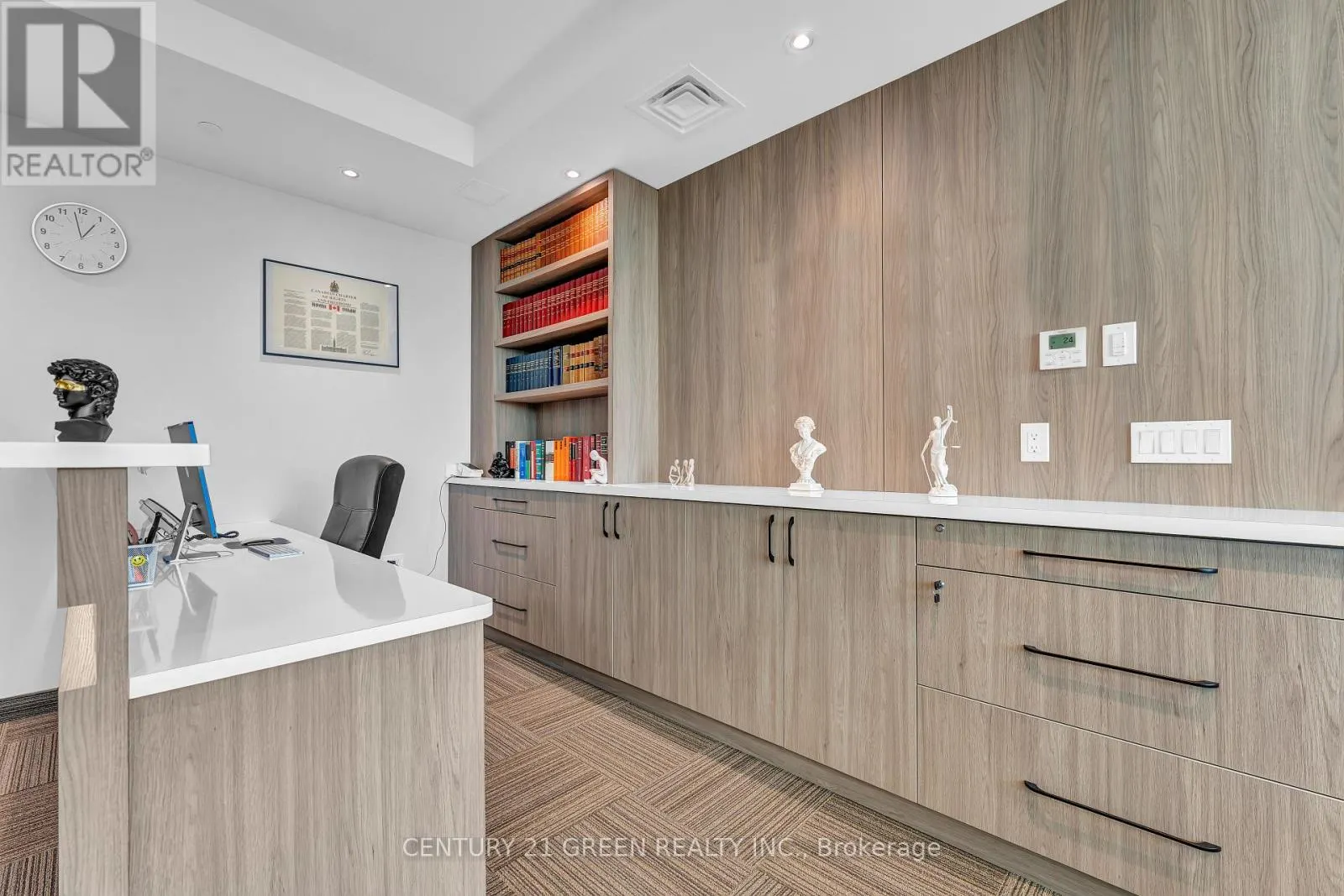 323 - 998 MARTIN GROVE ROAD