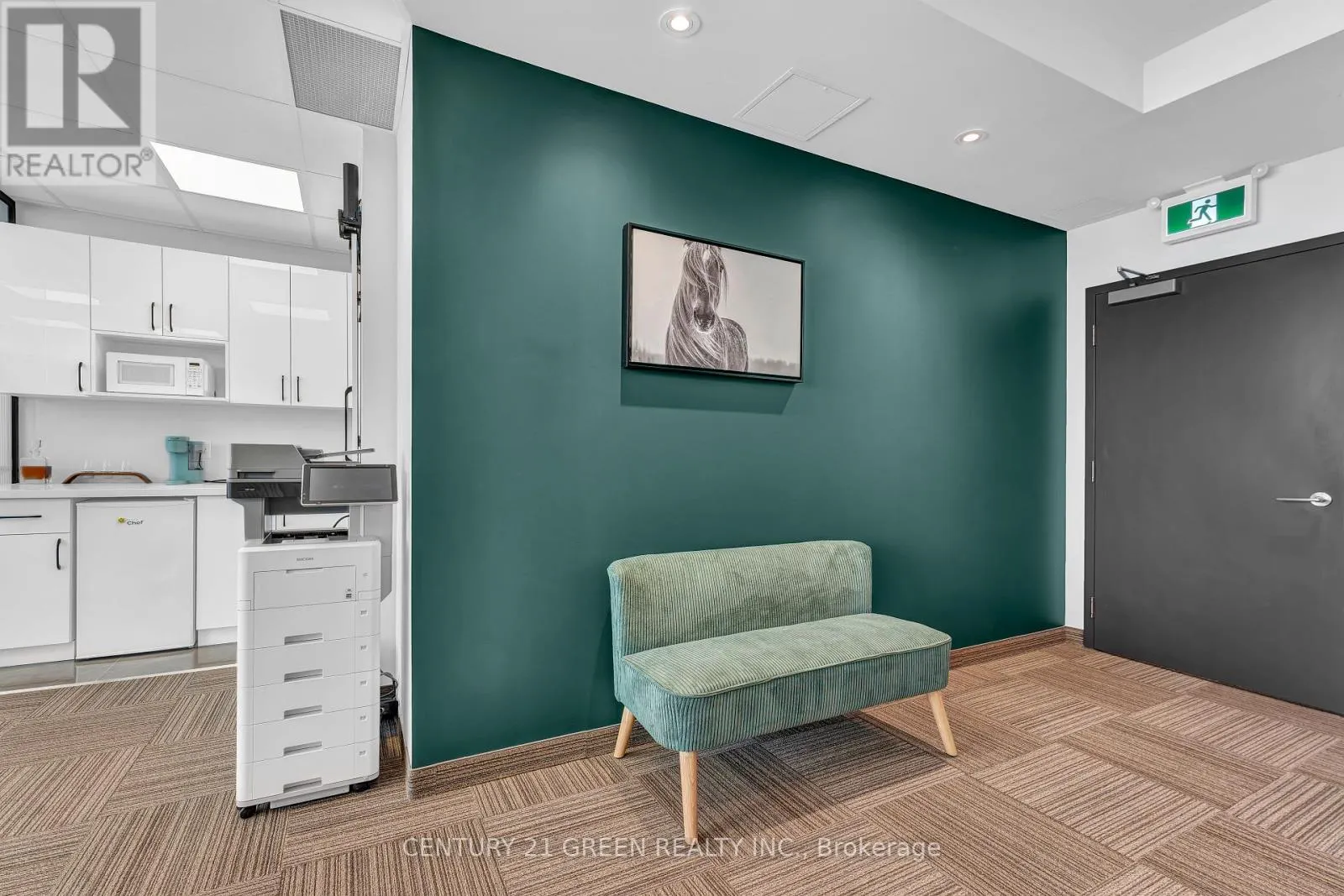 323 - 998 MARTIN GROVE ROAD