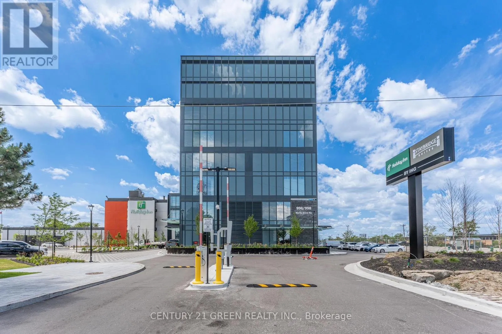 323 - 998 MARTIN GROVE ROAD