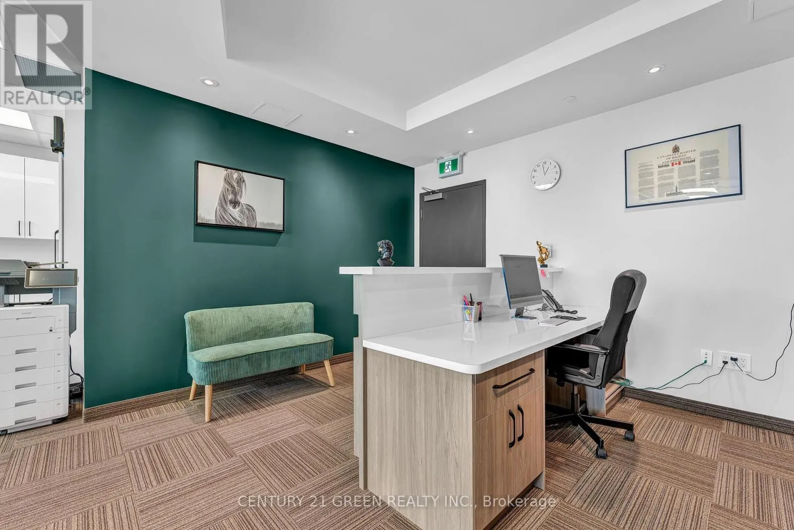 323 - 998 MARTIN GROVE ROAD