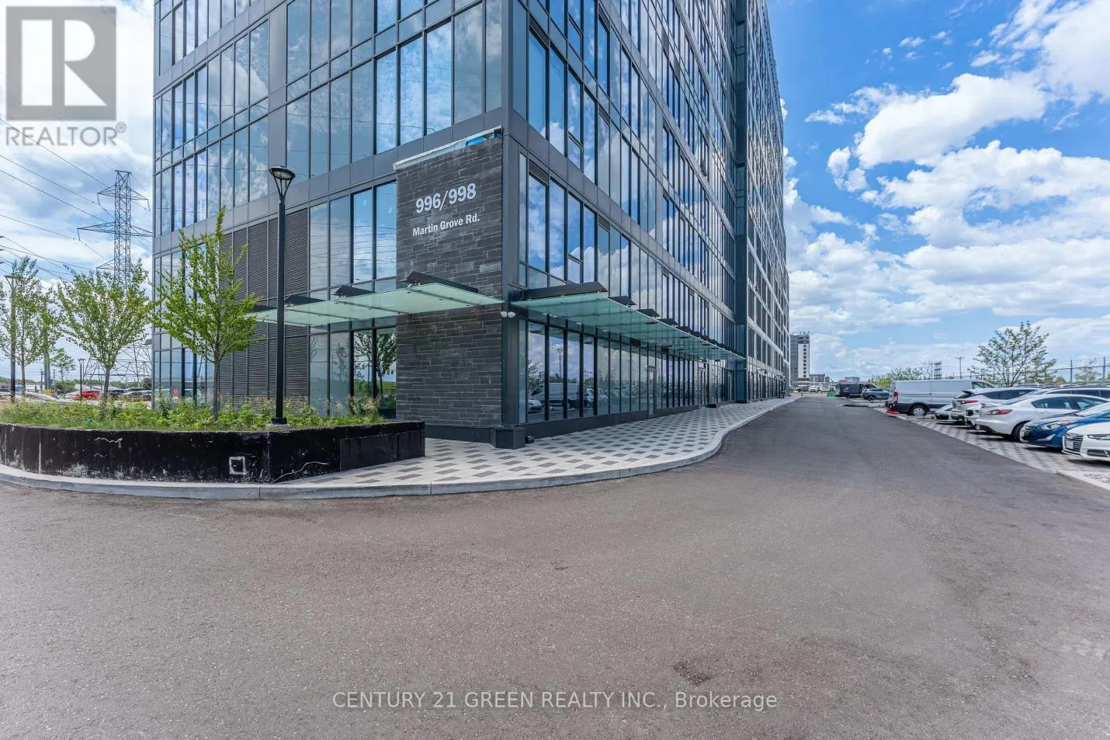 323 - 998 MARTIN GROVE ROAD