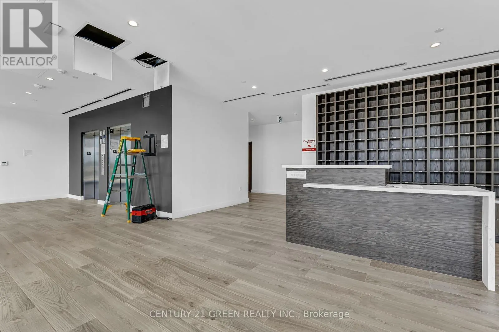 323 - 998 MARTIN GROVE ROAD