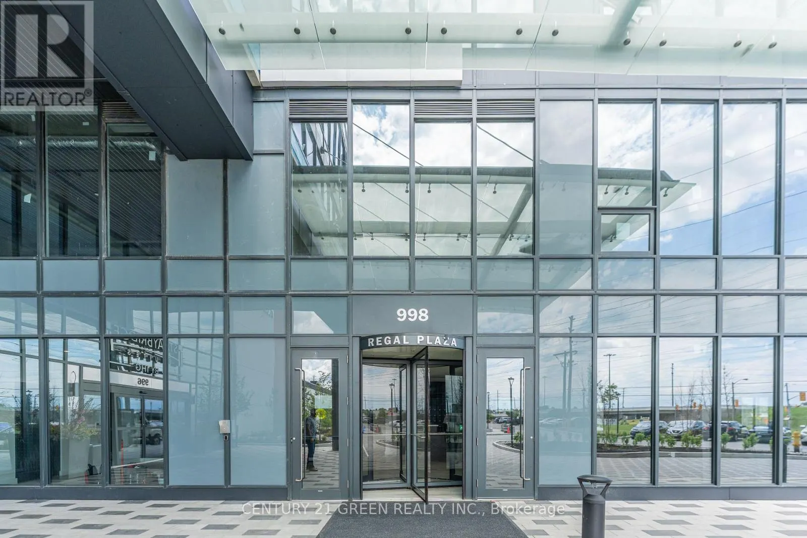 323 - 998 MARTIN GROVE ROAD