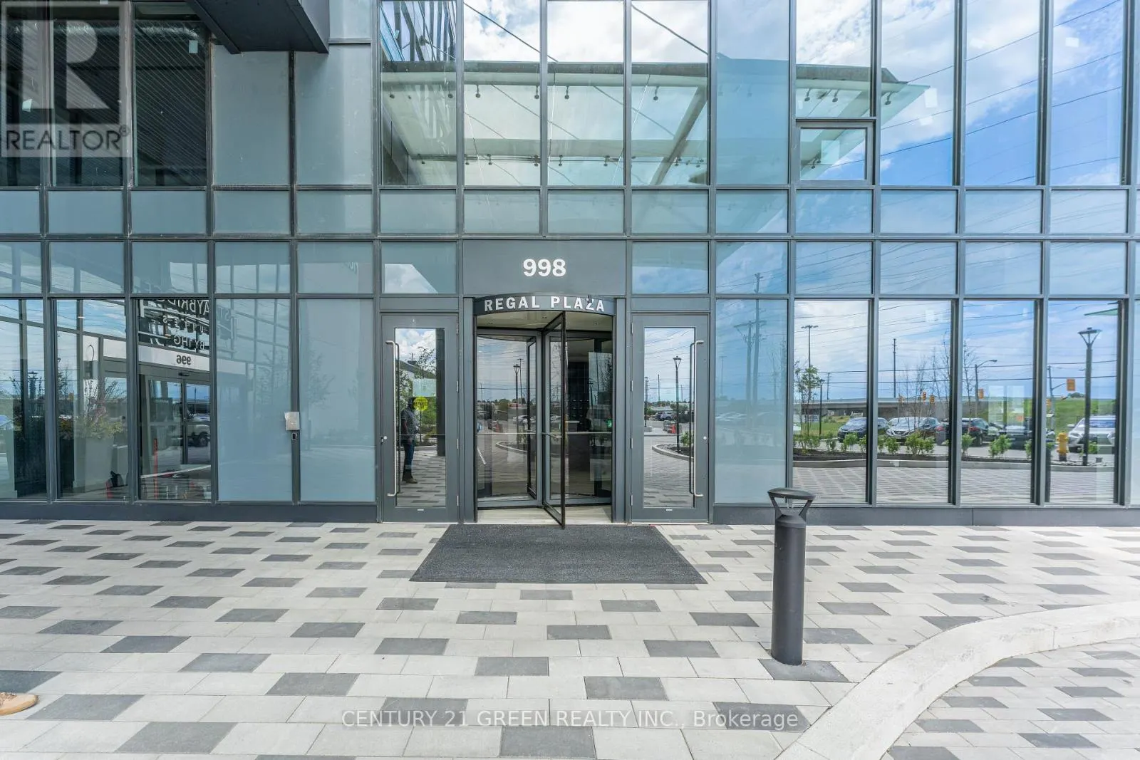 323 - 998 MARTIN GROVE ROAD