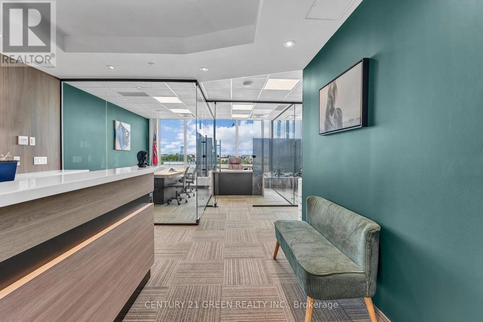 323 - 998 MARTIN GROVE ROAD
