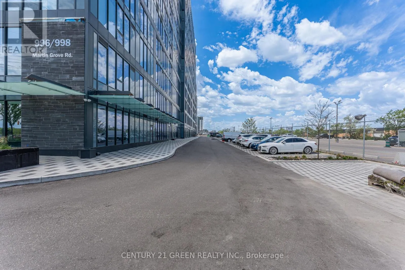 323 - 998 MARTIN GROVE ROAD