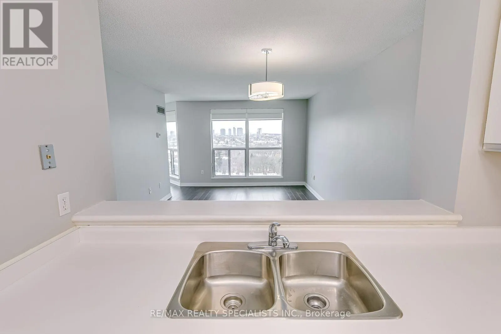 1605 - 2177 BURNHAMTHORPE ROAD W