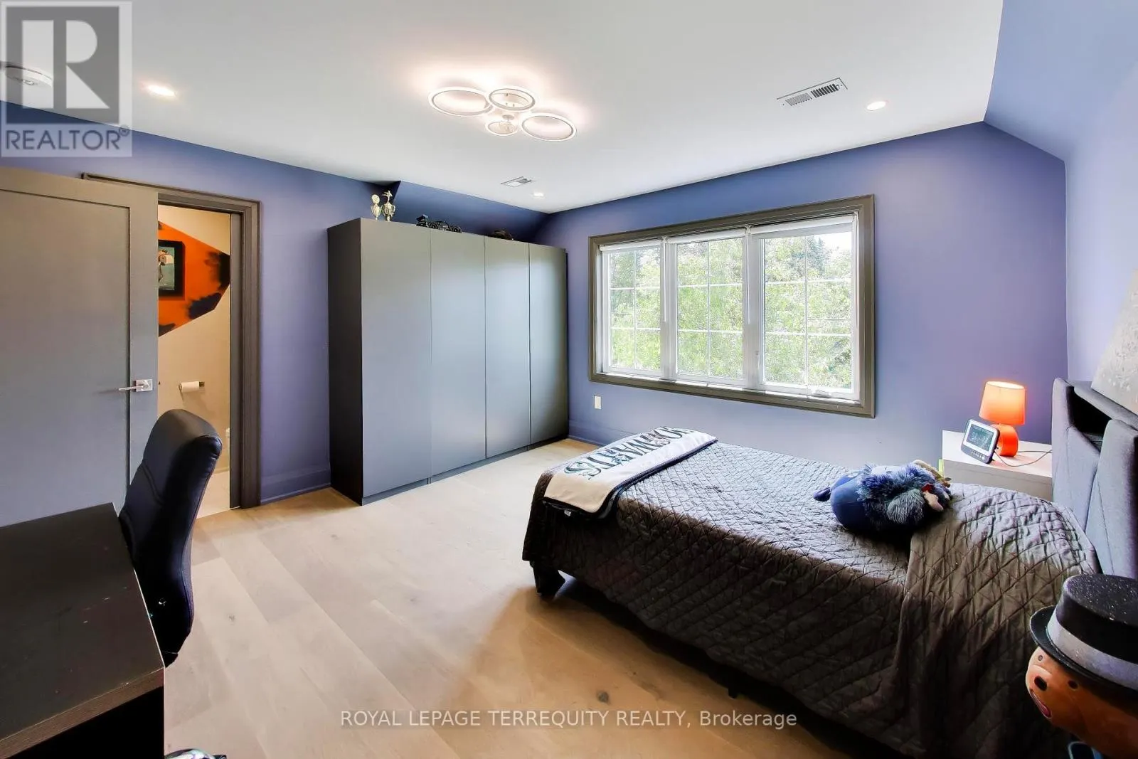 1621 SKYLINE DRIVE