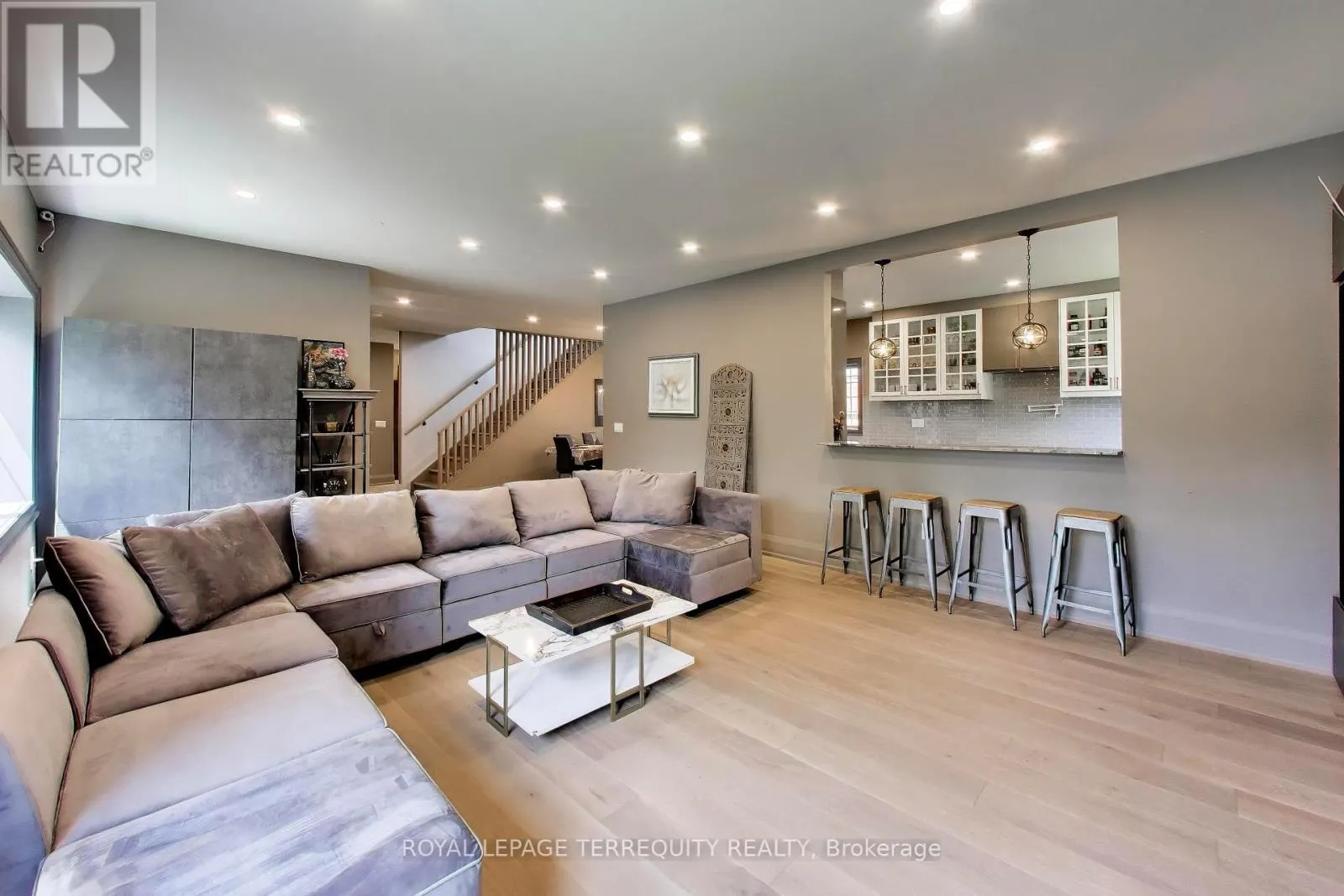 1621 SKYLINE DRIVE
