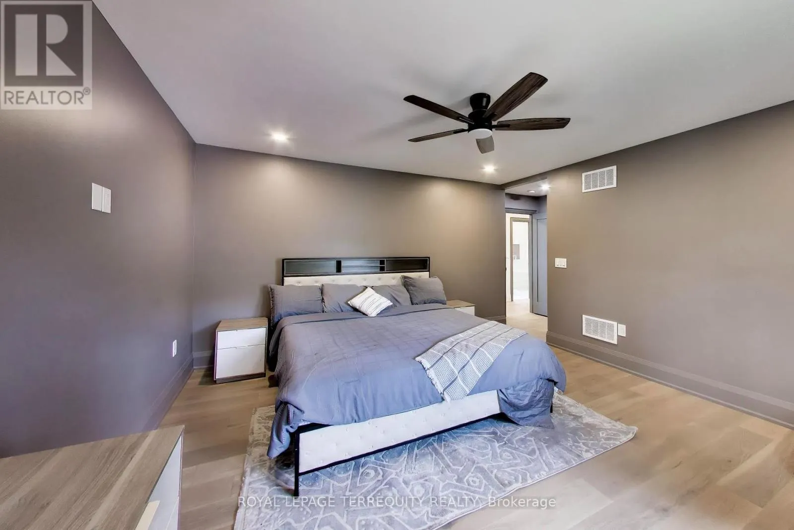1621 SKYLINE DRIVE