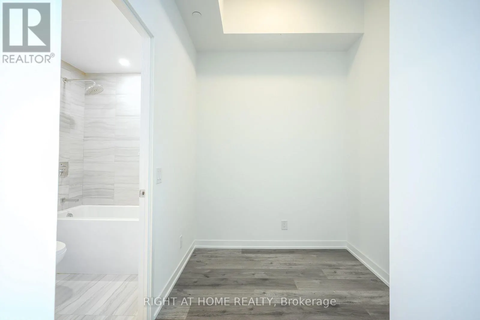 1405 - 285 DUFFERIN STREET