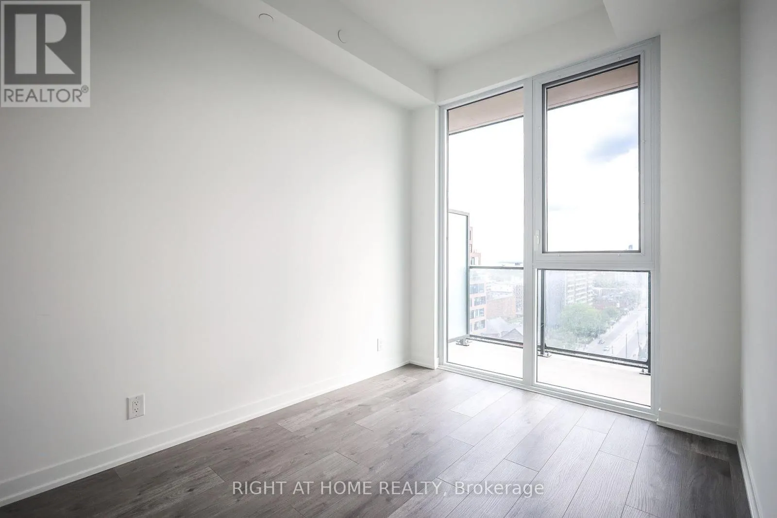 1405 - 285 DUFFERIN STREET