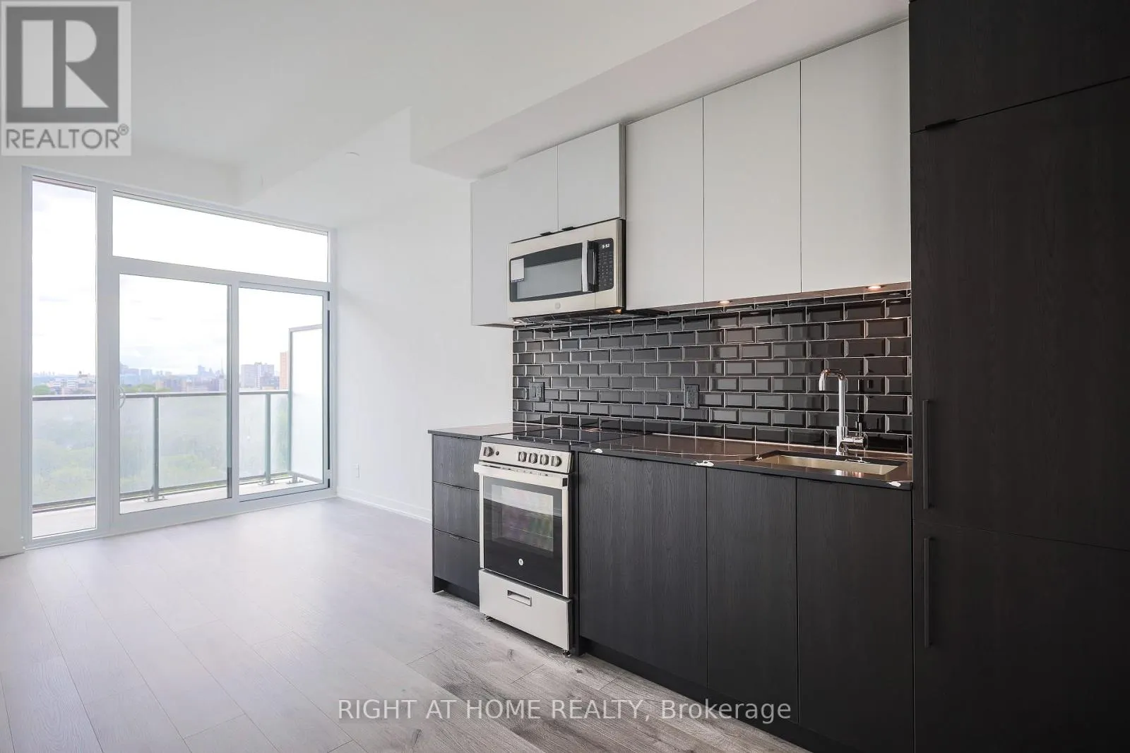 1405 - 285 DUFFERIN STREET