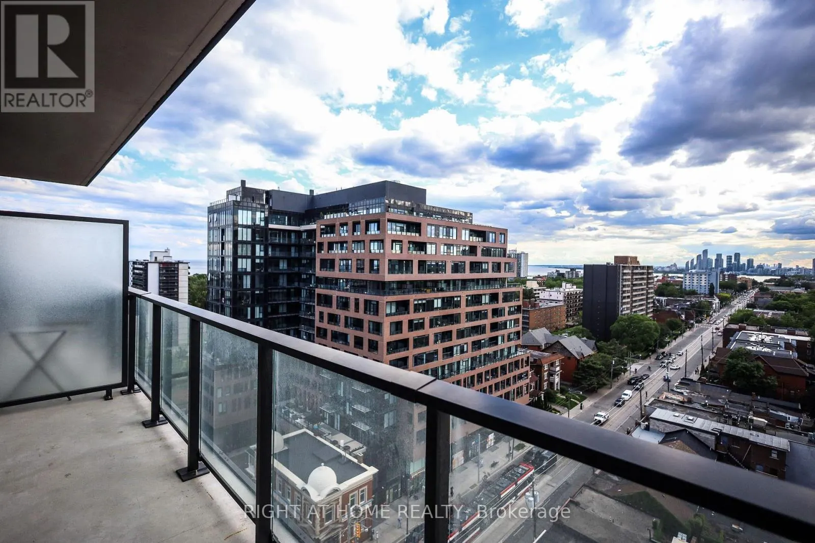 1405 - 285 DUFFERIN STREET